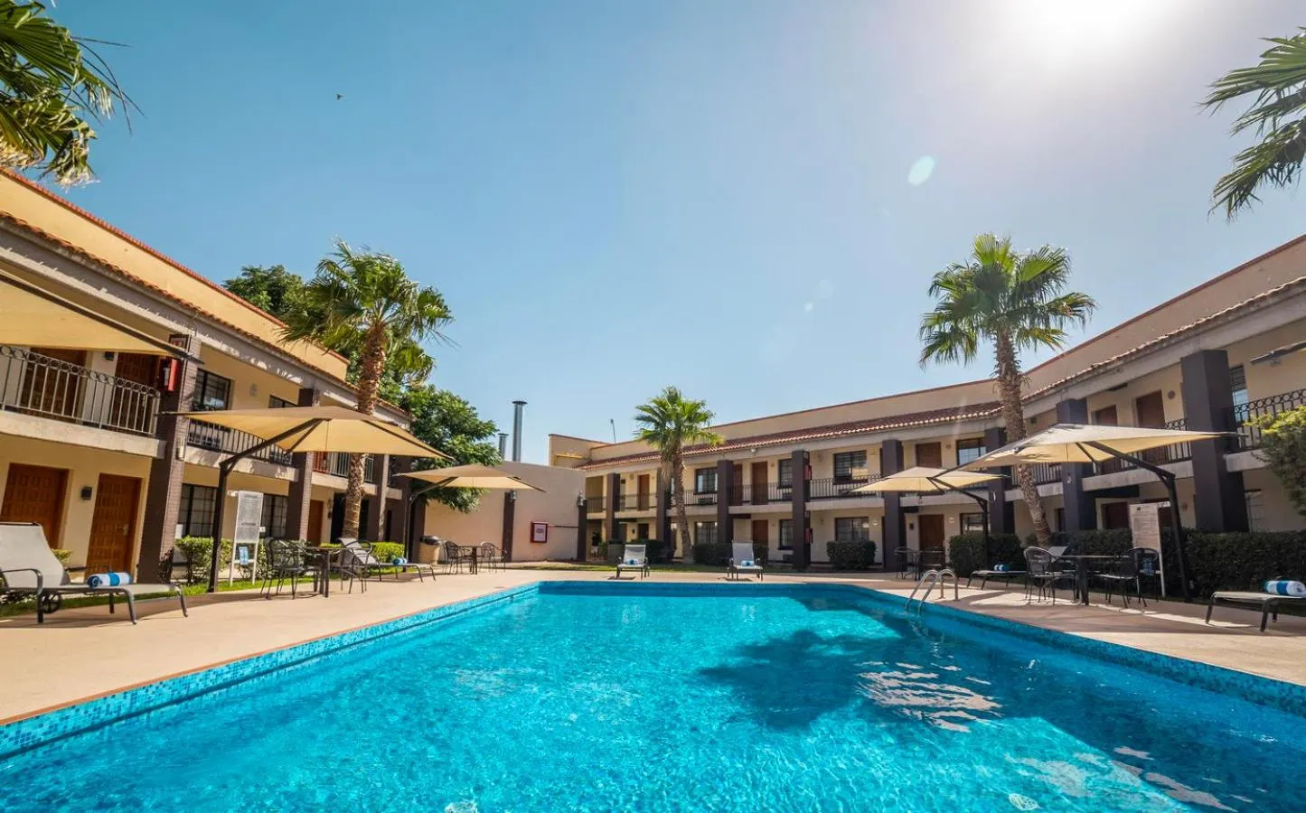 Swimming pool in Hotel Colonial Ciudad Juarez