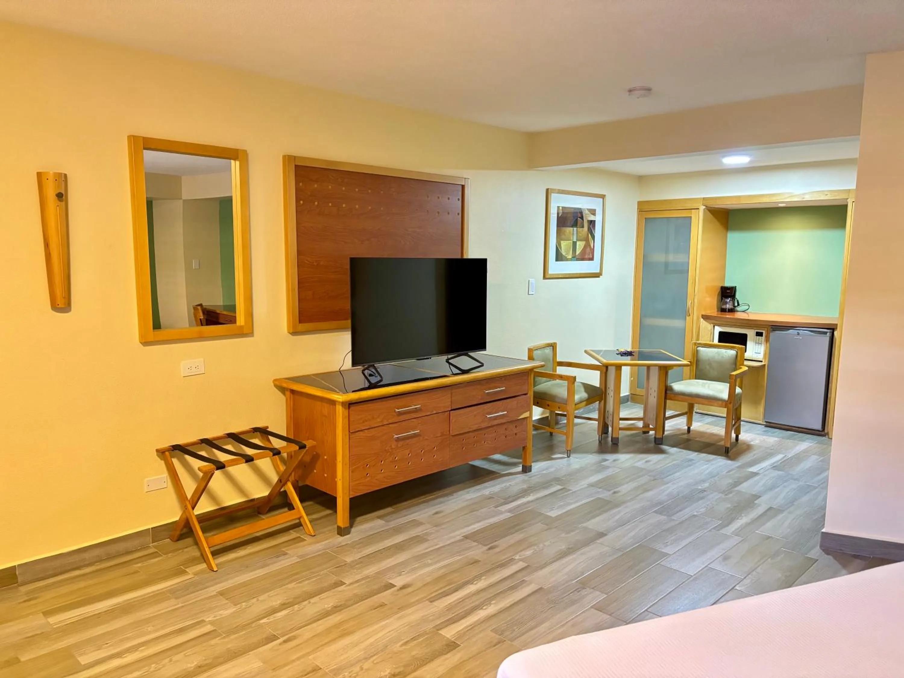 microwave in Hotel Colonial Ciudad Juarez