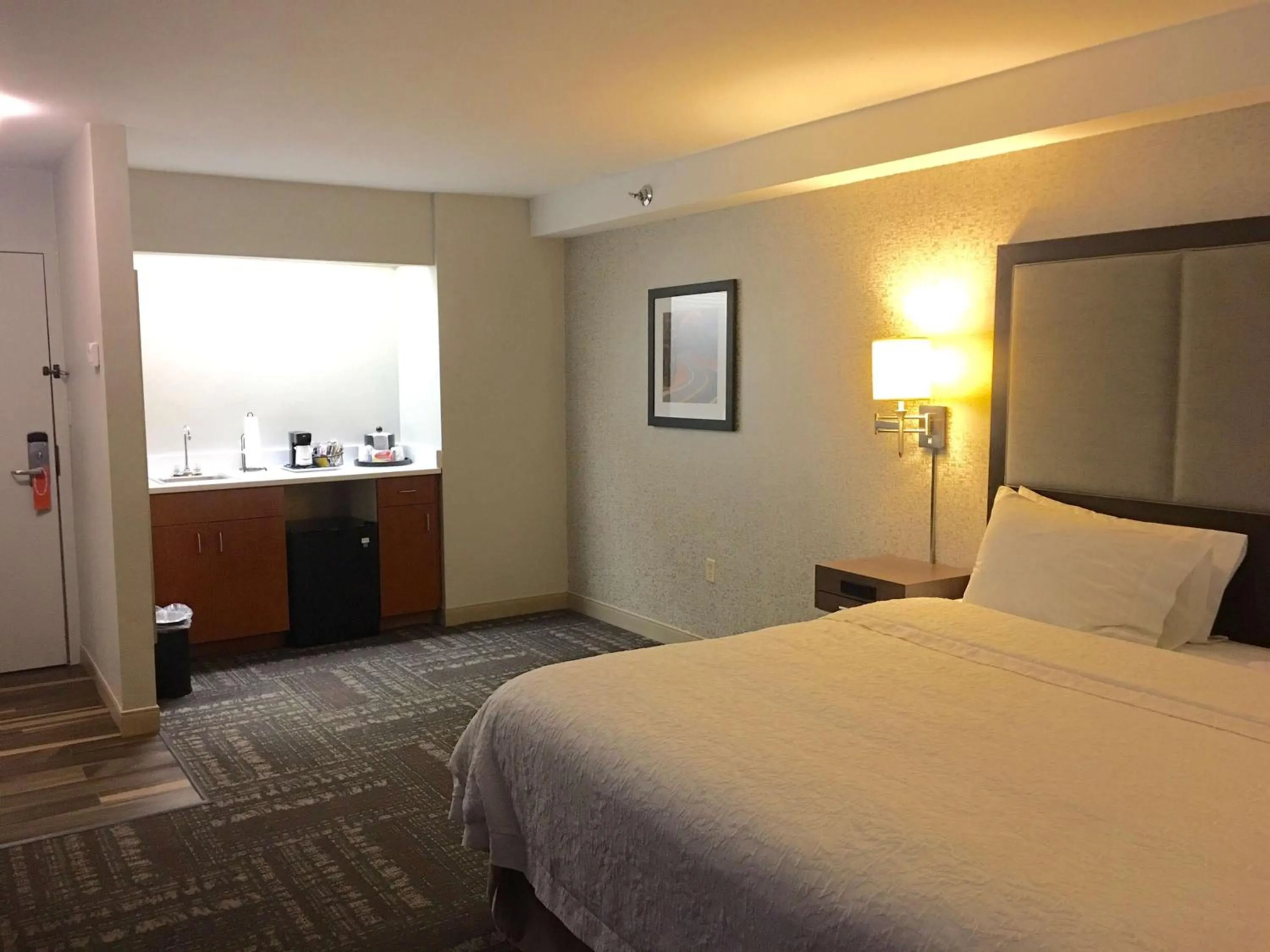 Living room, Bed in Hampton Inn Sevierville