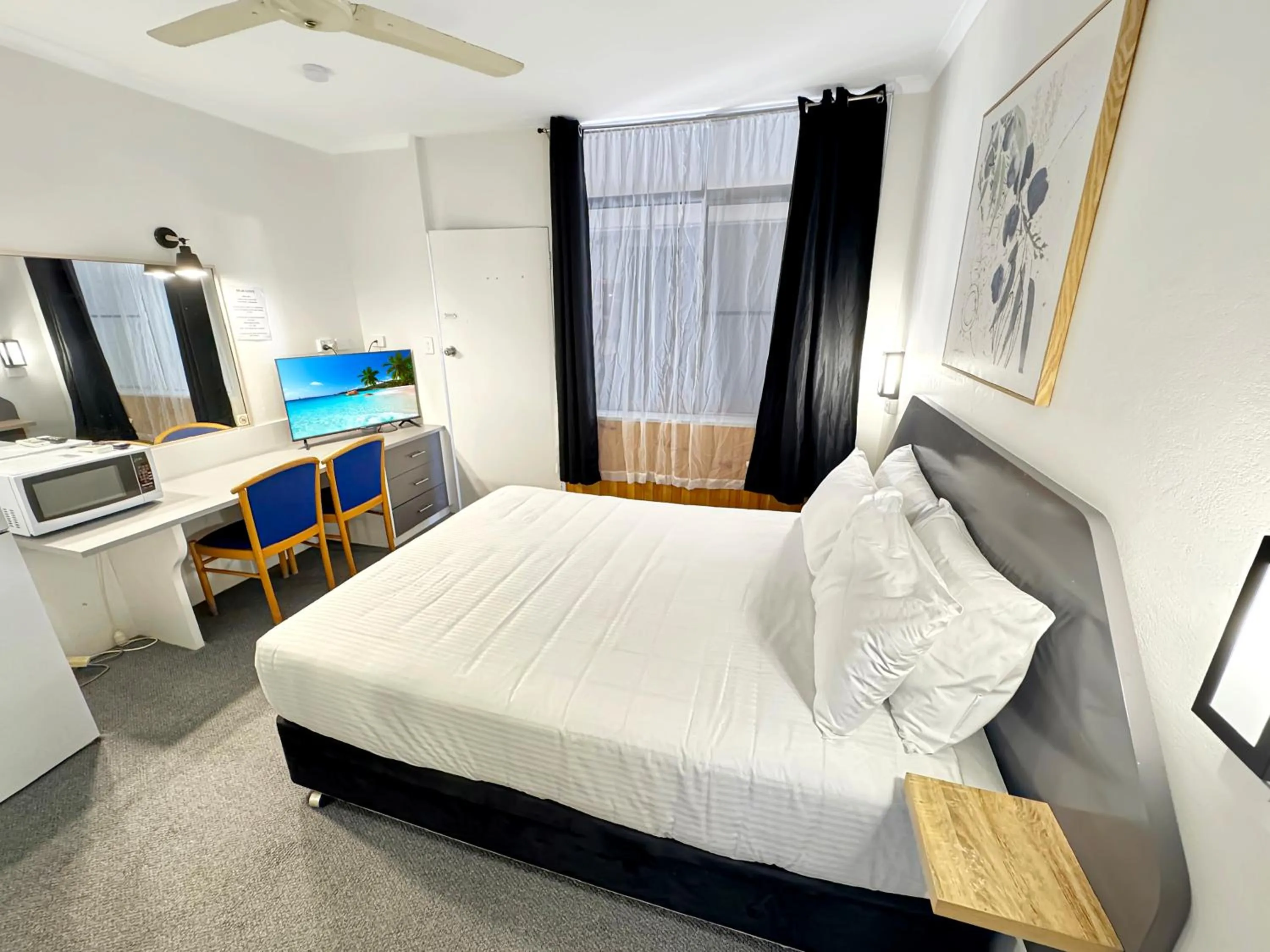 TV and multimedia, Bed in Golden Sands Motor Inn