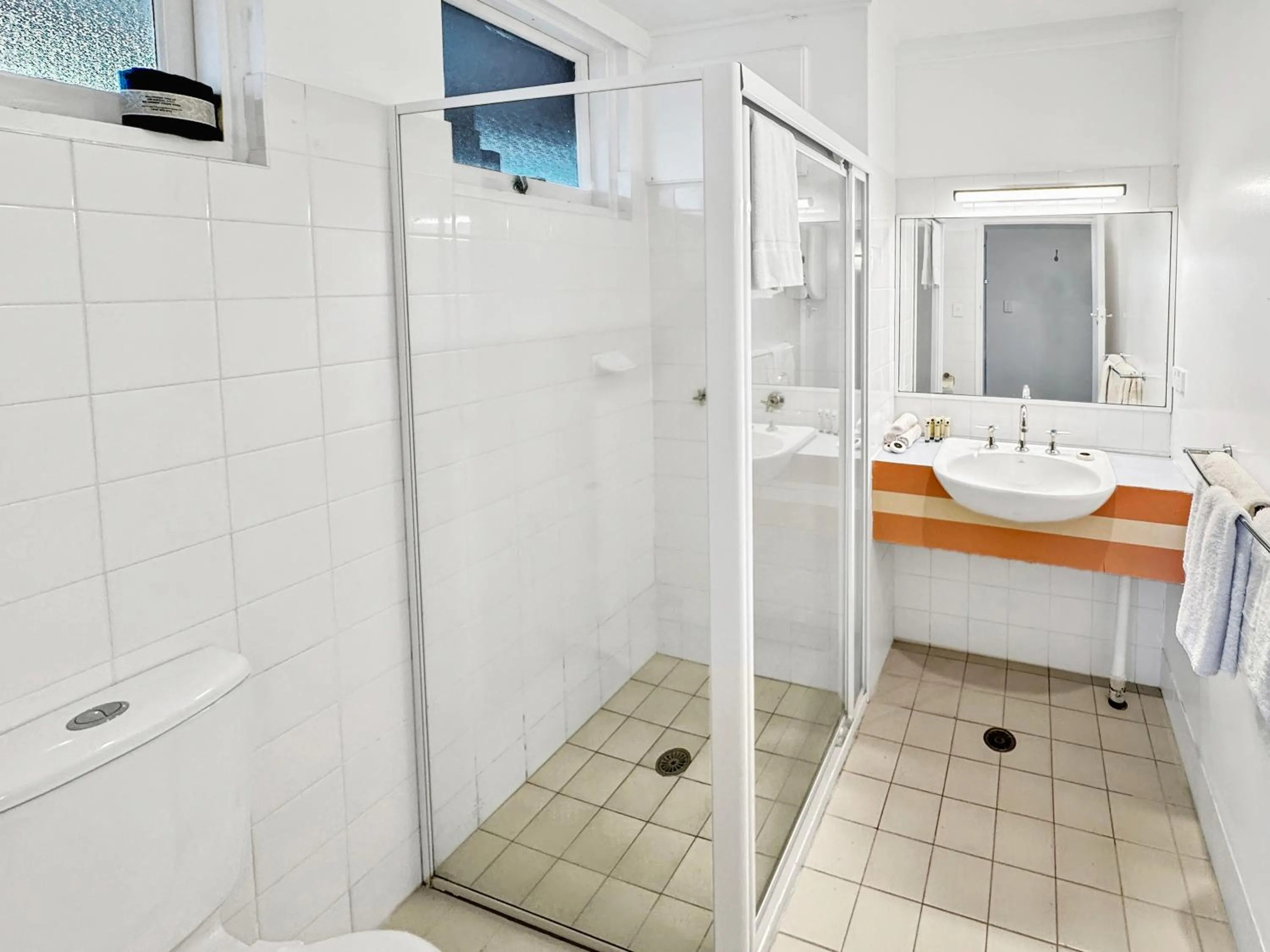 Shower, Bed in Golden Sands Motor Inn