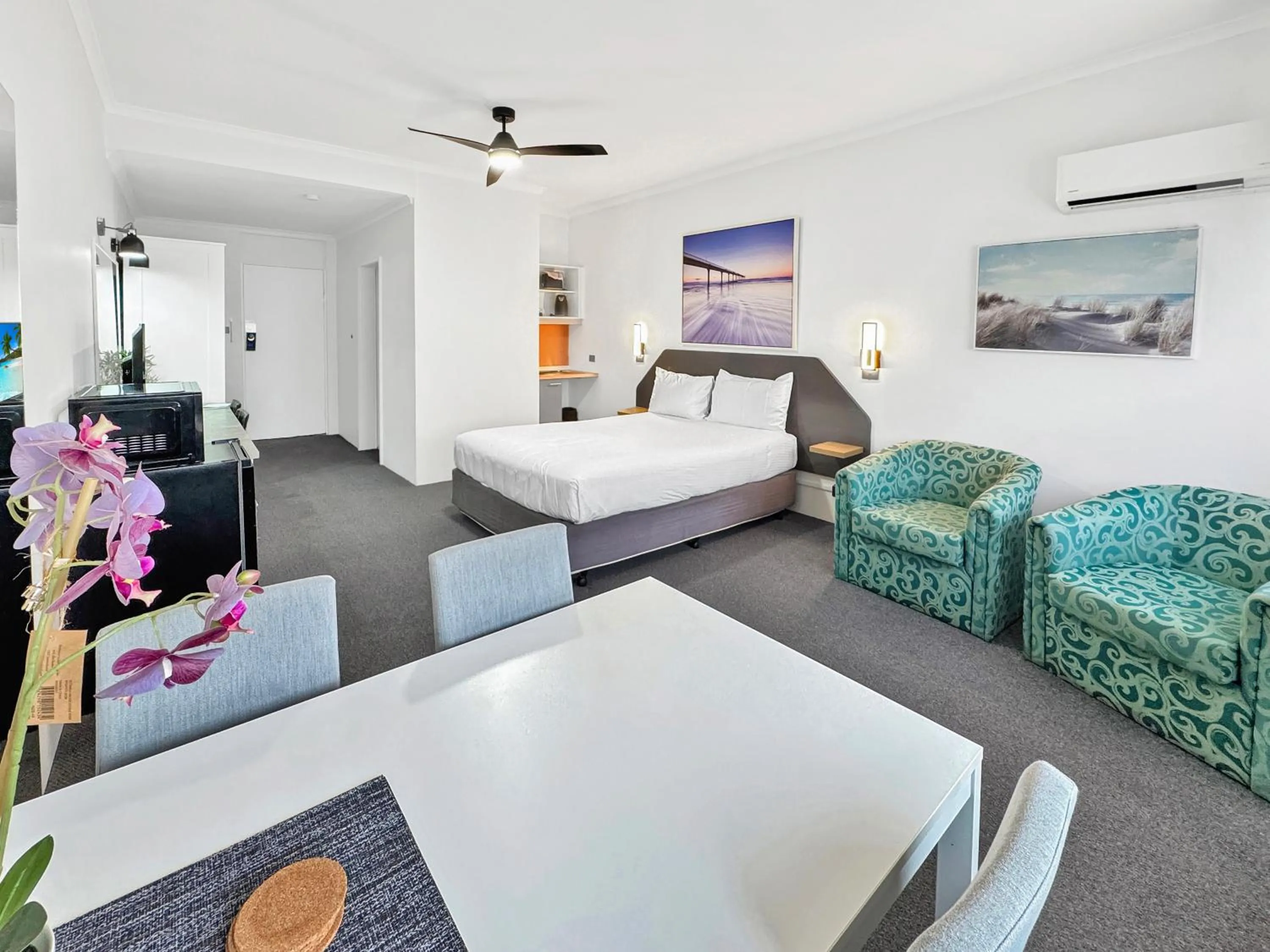 Bed in Golden Sands Motor Inn