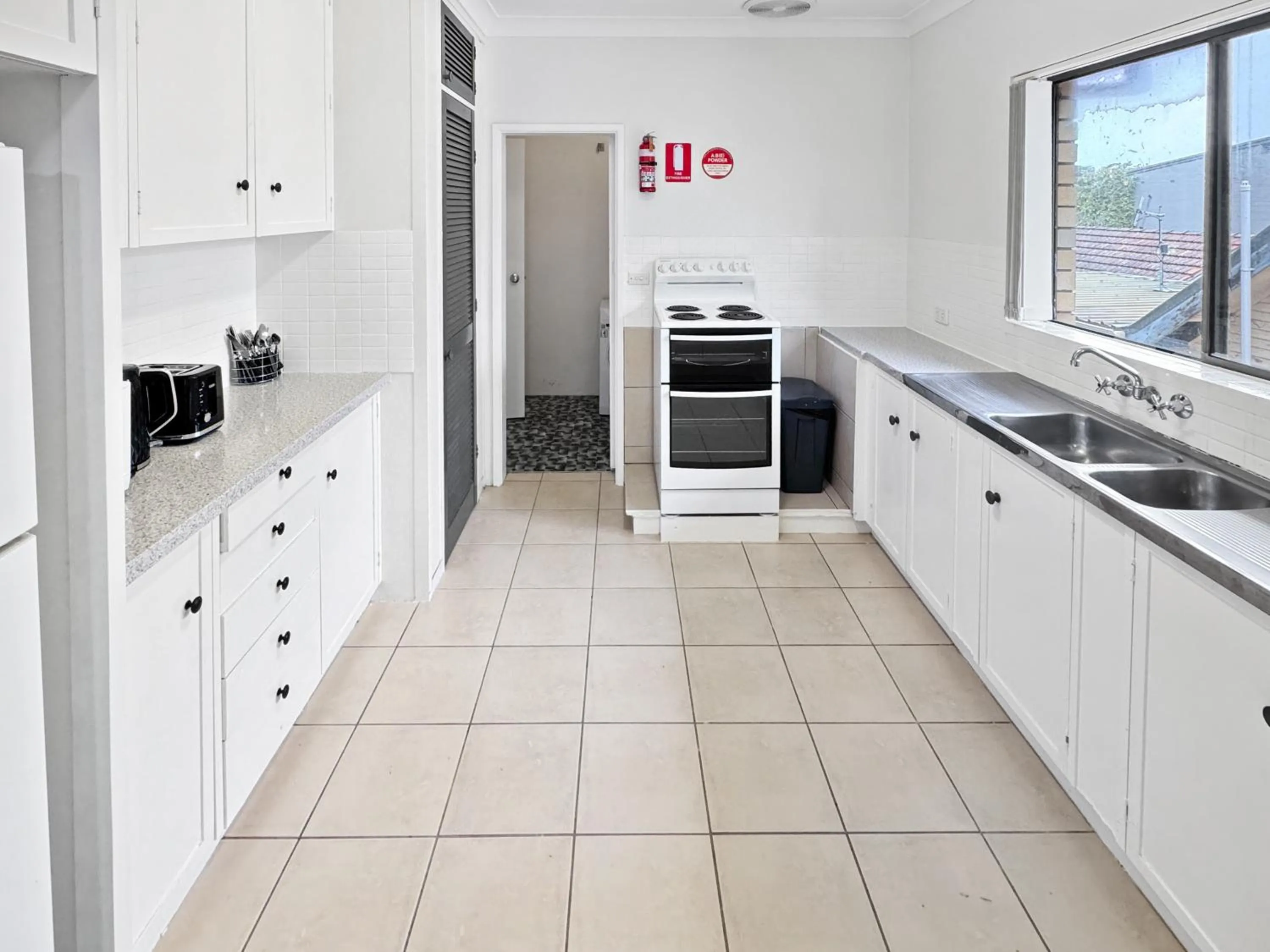 Kitchen or kitchenette in Golden Sands Motor Inn