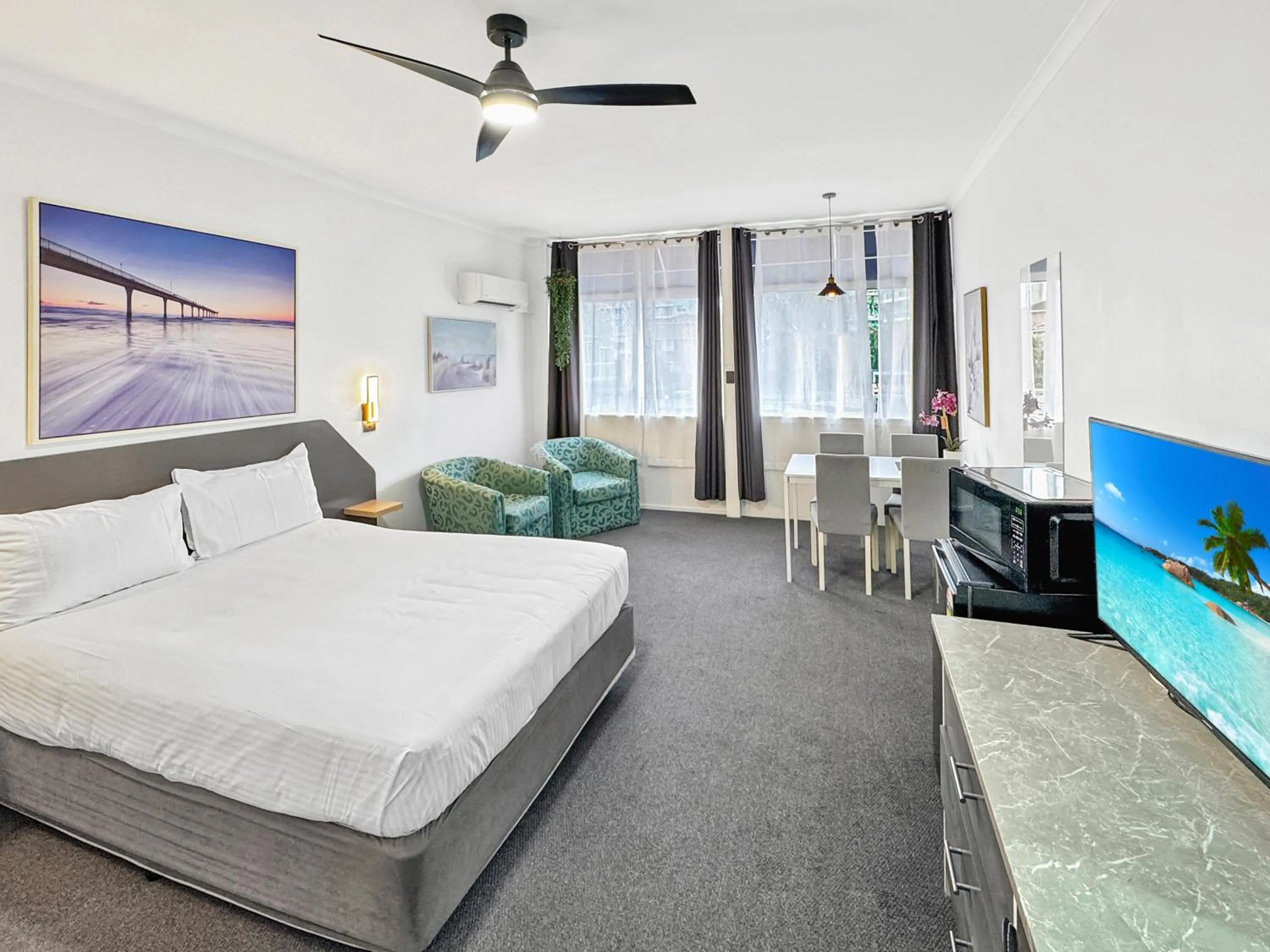 Bed in Golden Sands Motor Inn