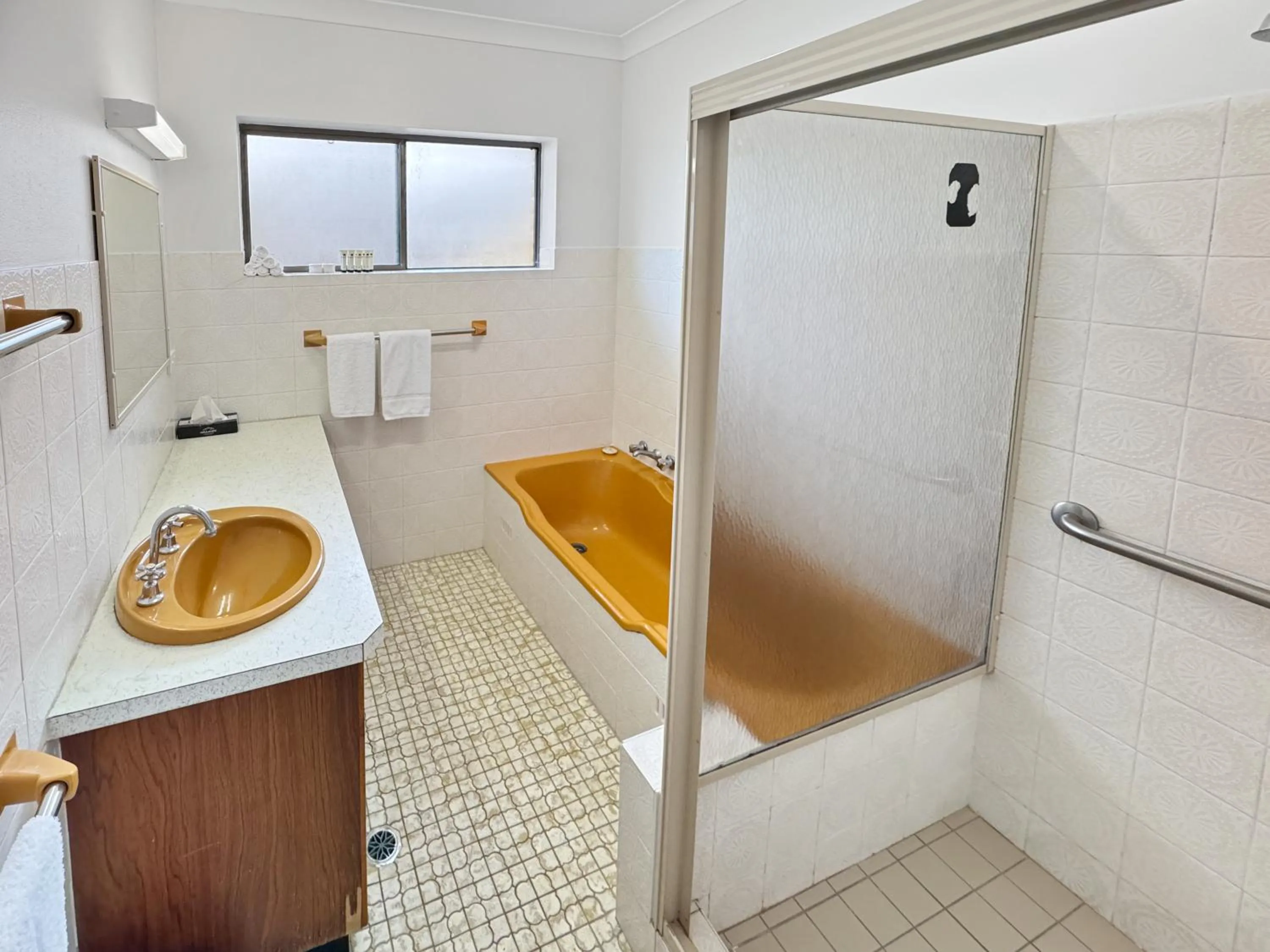 Shower in Golden Sands Motor Inn