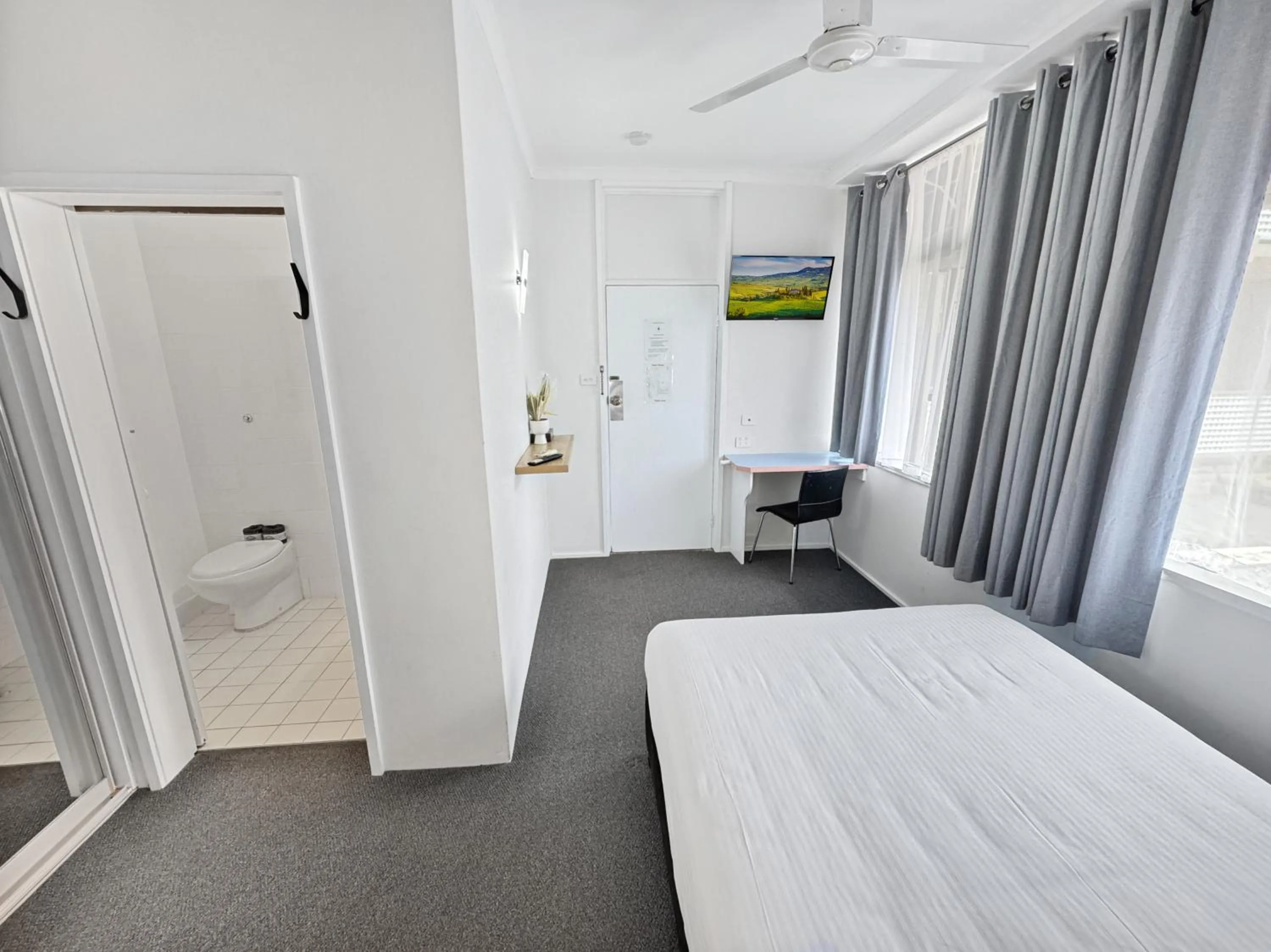 Shower, Bed in Golden Sands Motor Inn