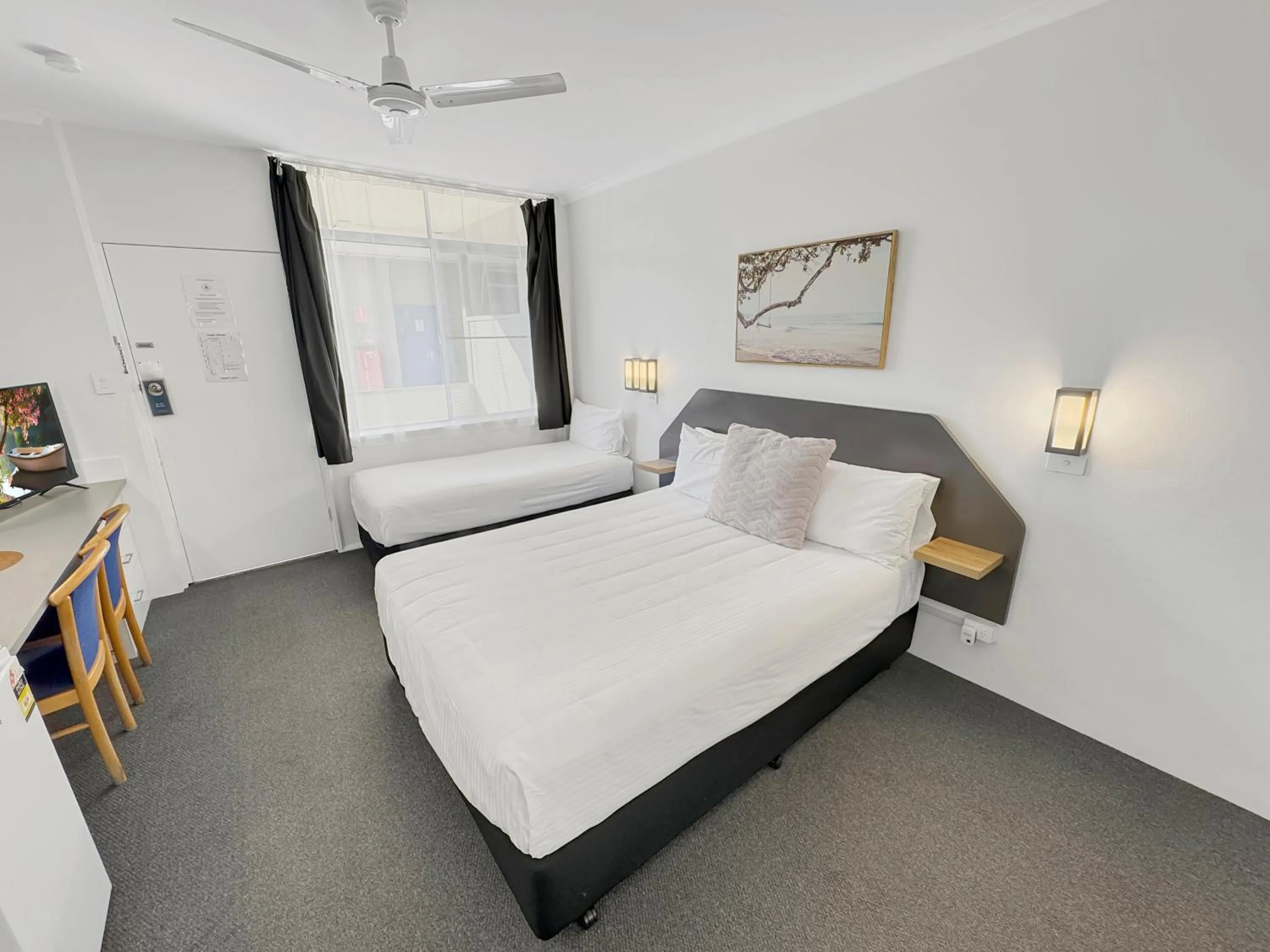 Bed in Golden Sands Motor Inn