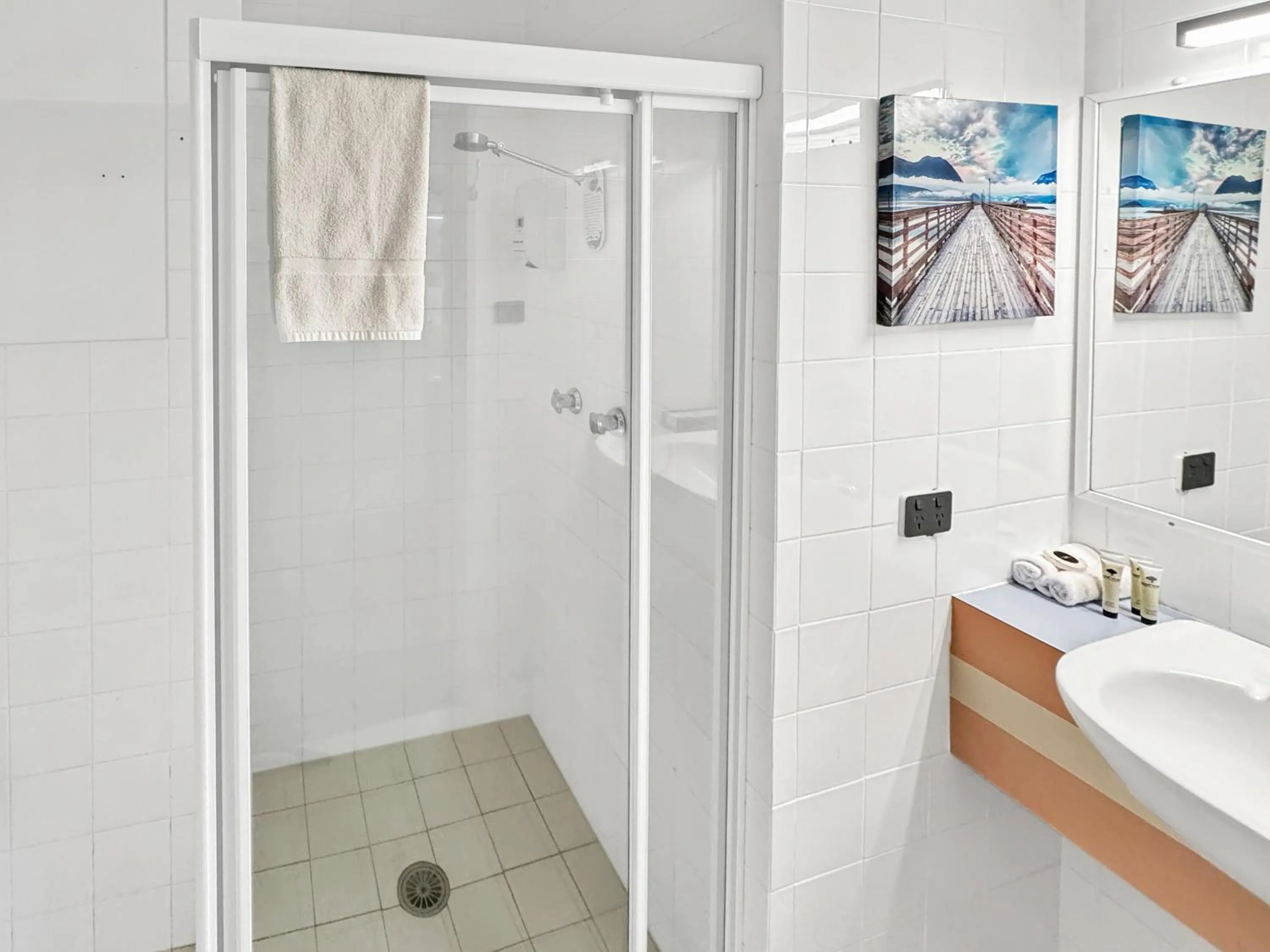 Shower in Golden Sands Motor Inn
