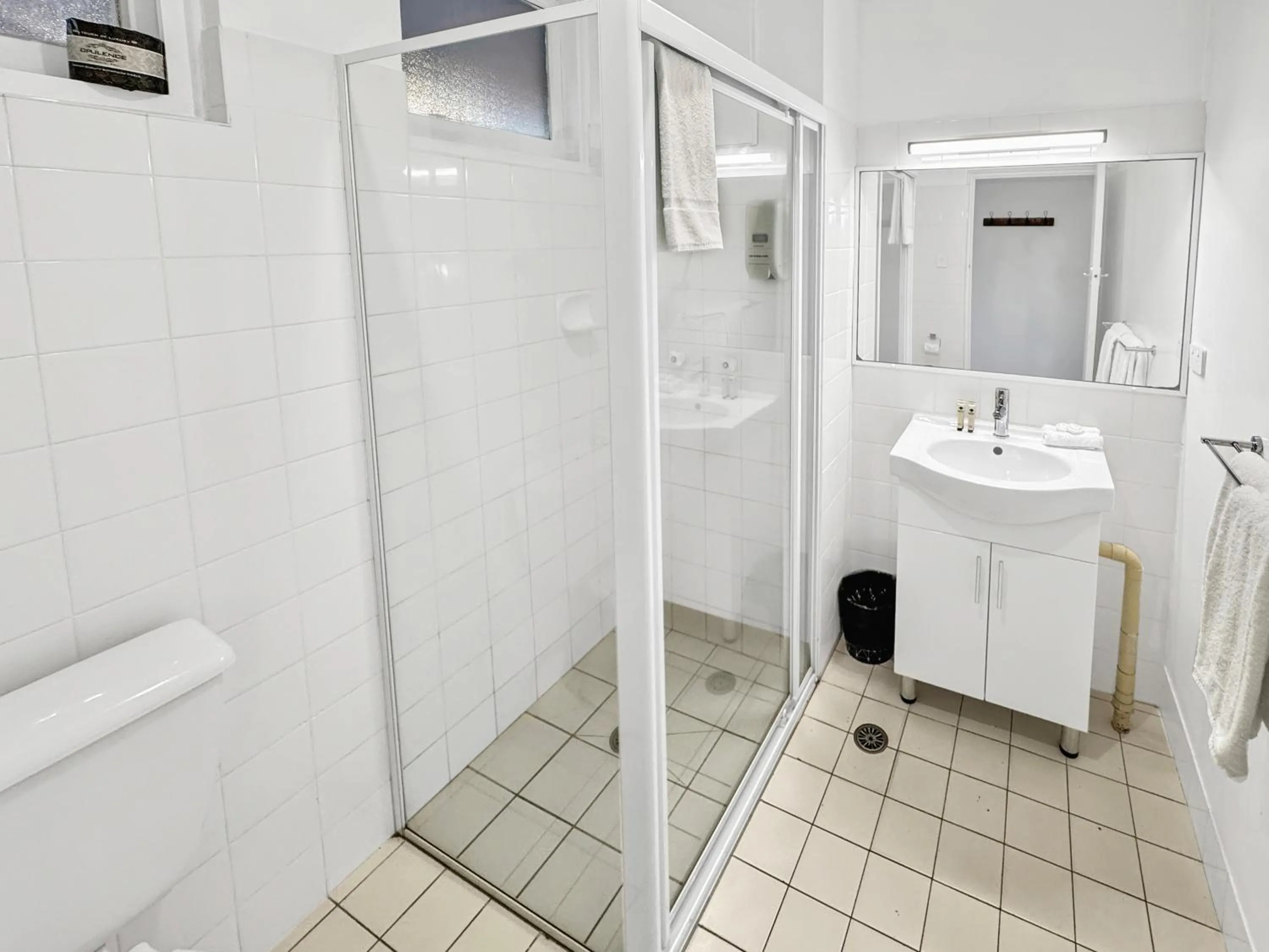 Shower in Golden Sands Motor Inn