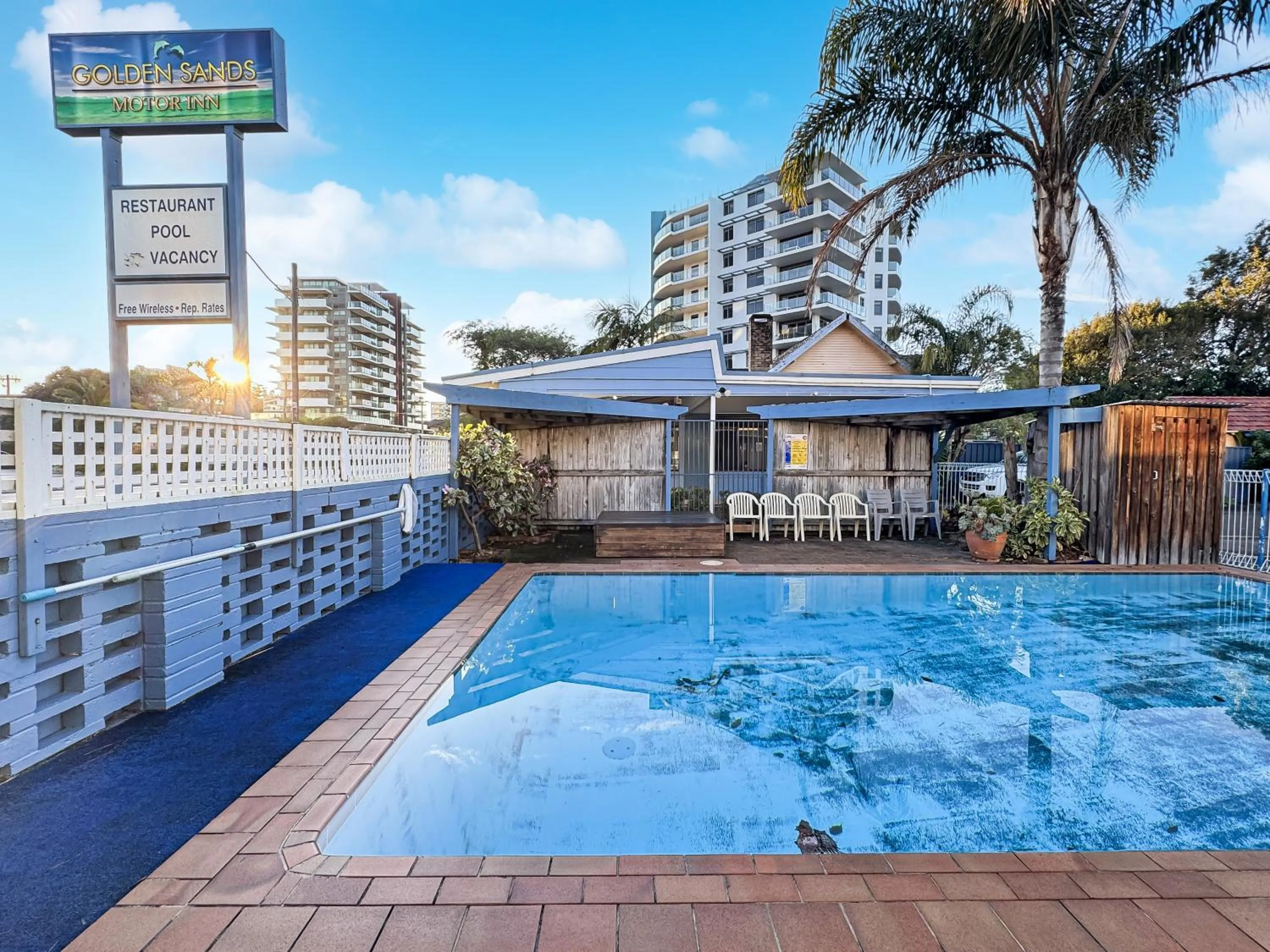 Swimming pool in Golden Sands Motor Inn