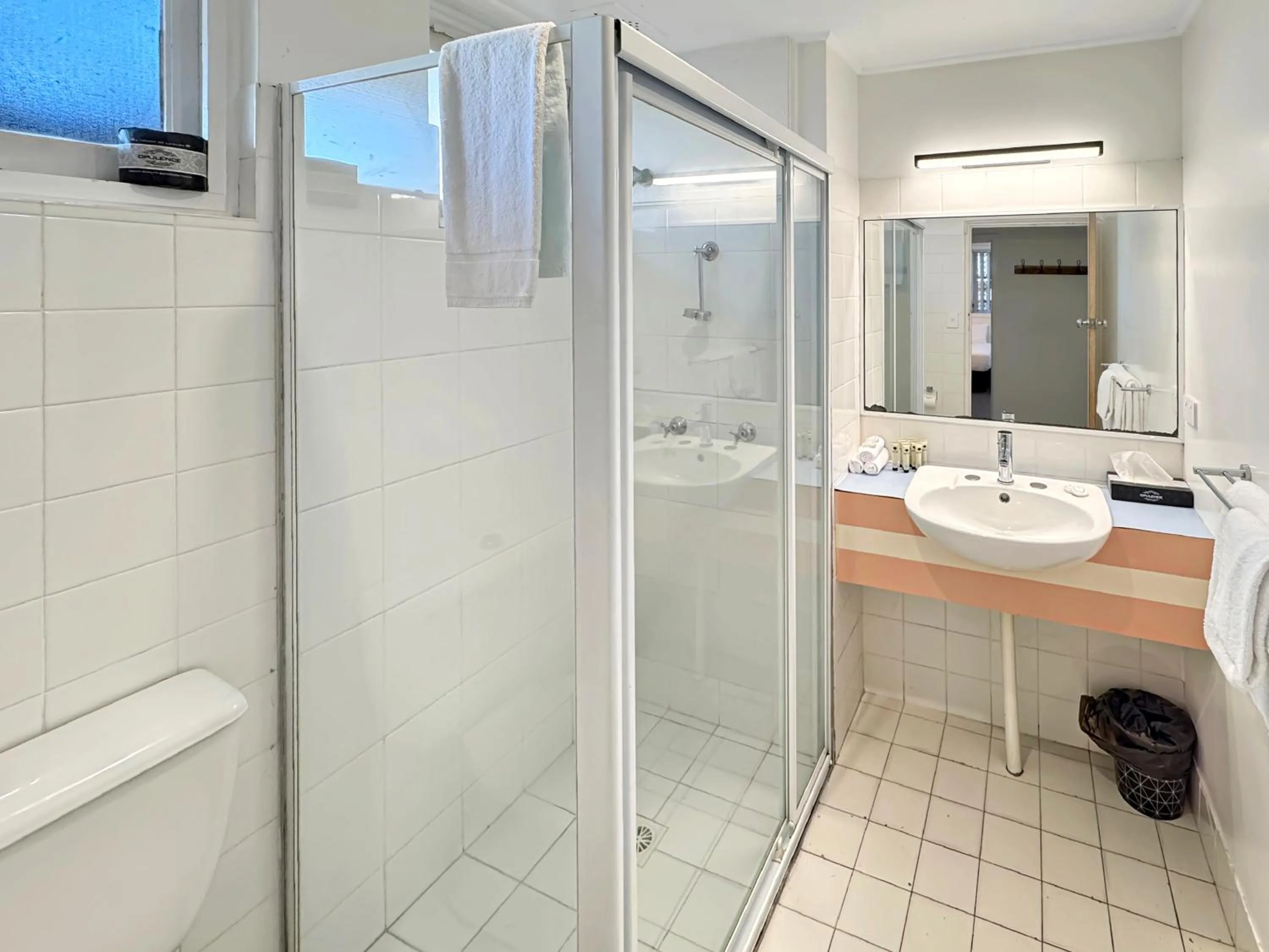 Shower in Golden Sands Motor Inn