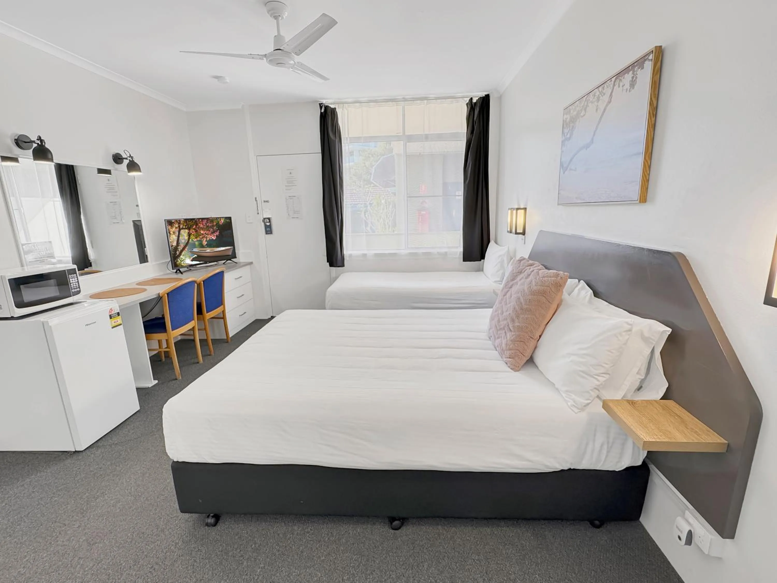 Bed in Golden Sands Motor Inn