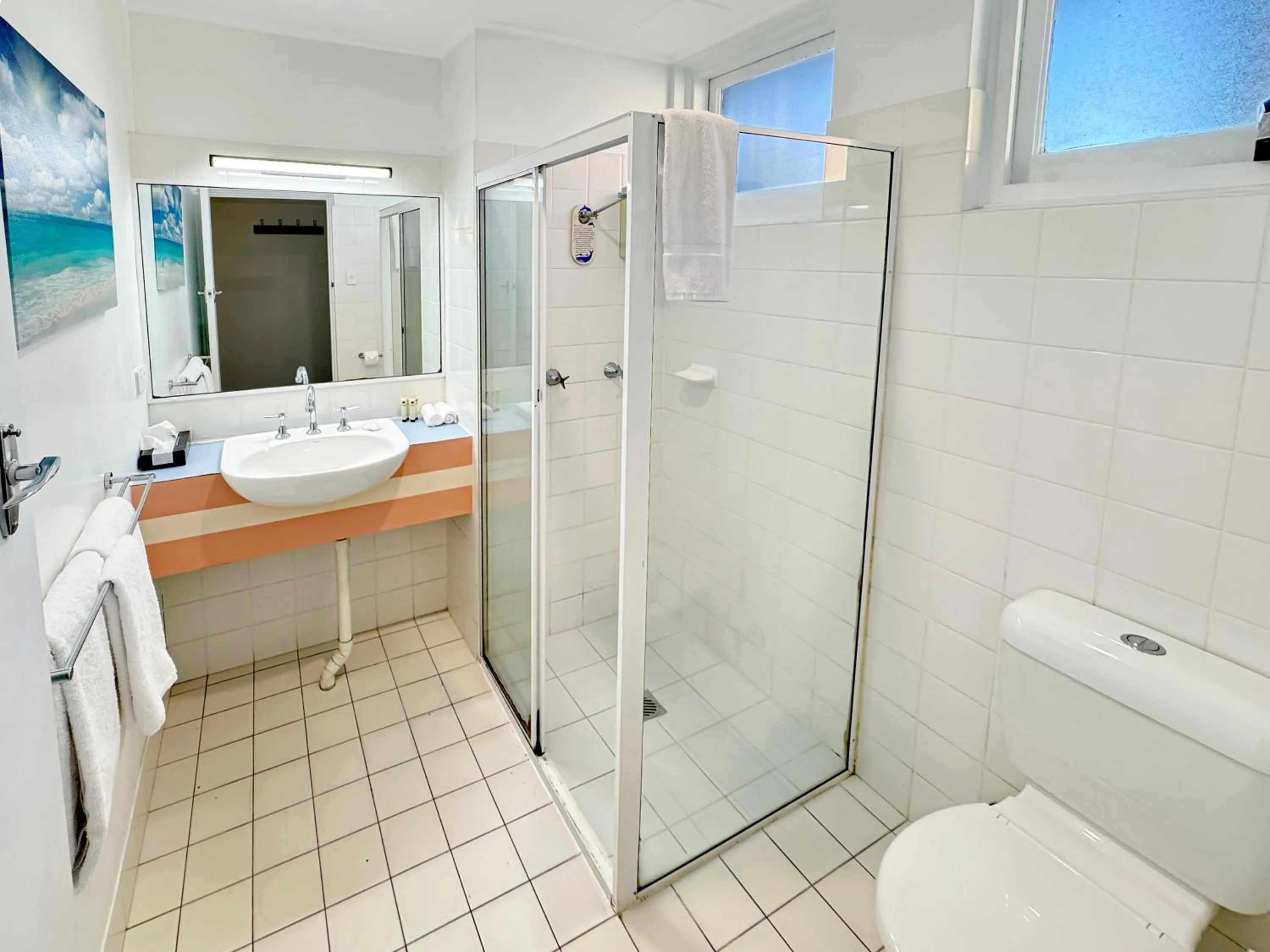 Shower in Golden Sands Motor Inn