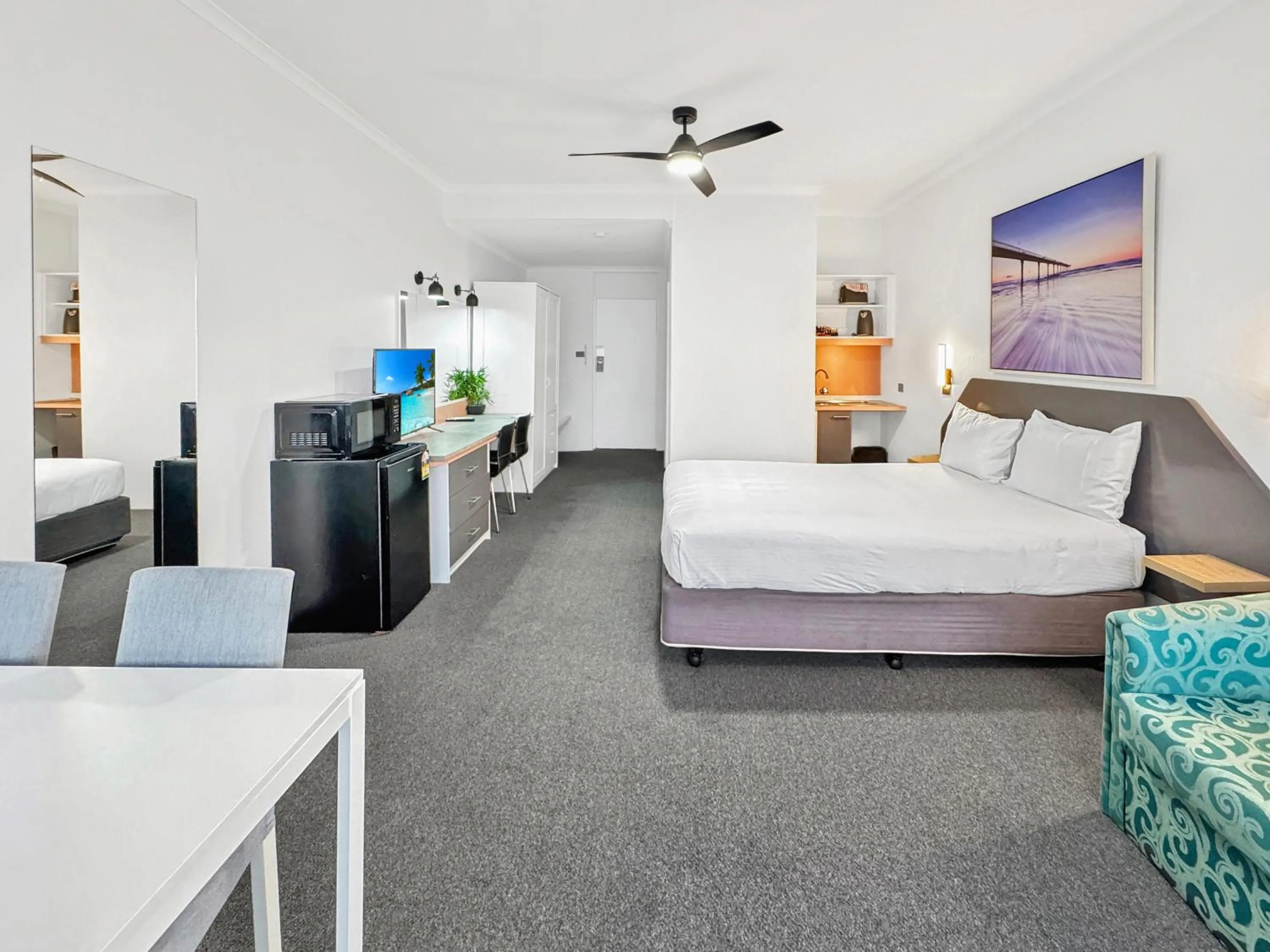 Bed in Golden Sands Motor Inn