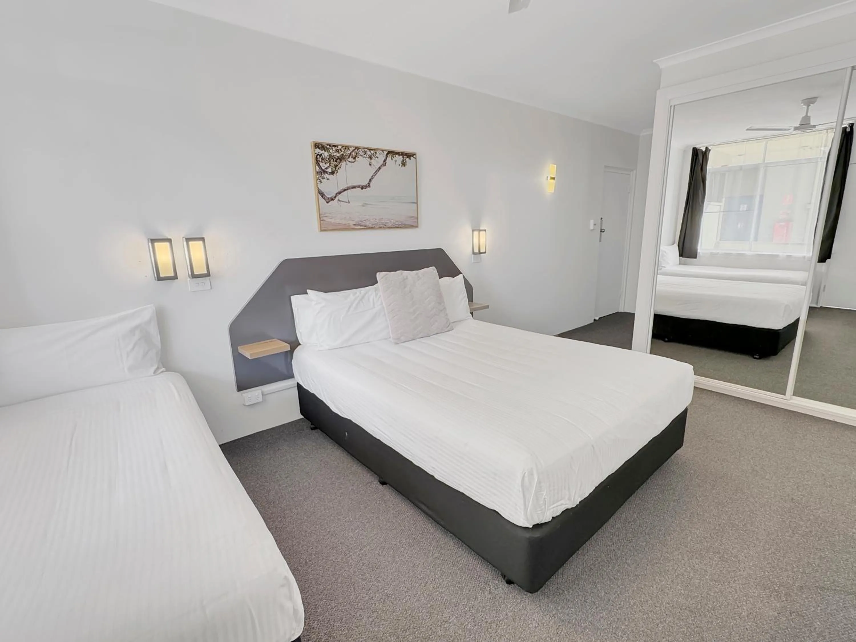 Bed in Golden Sands Motor Inn