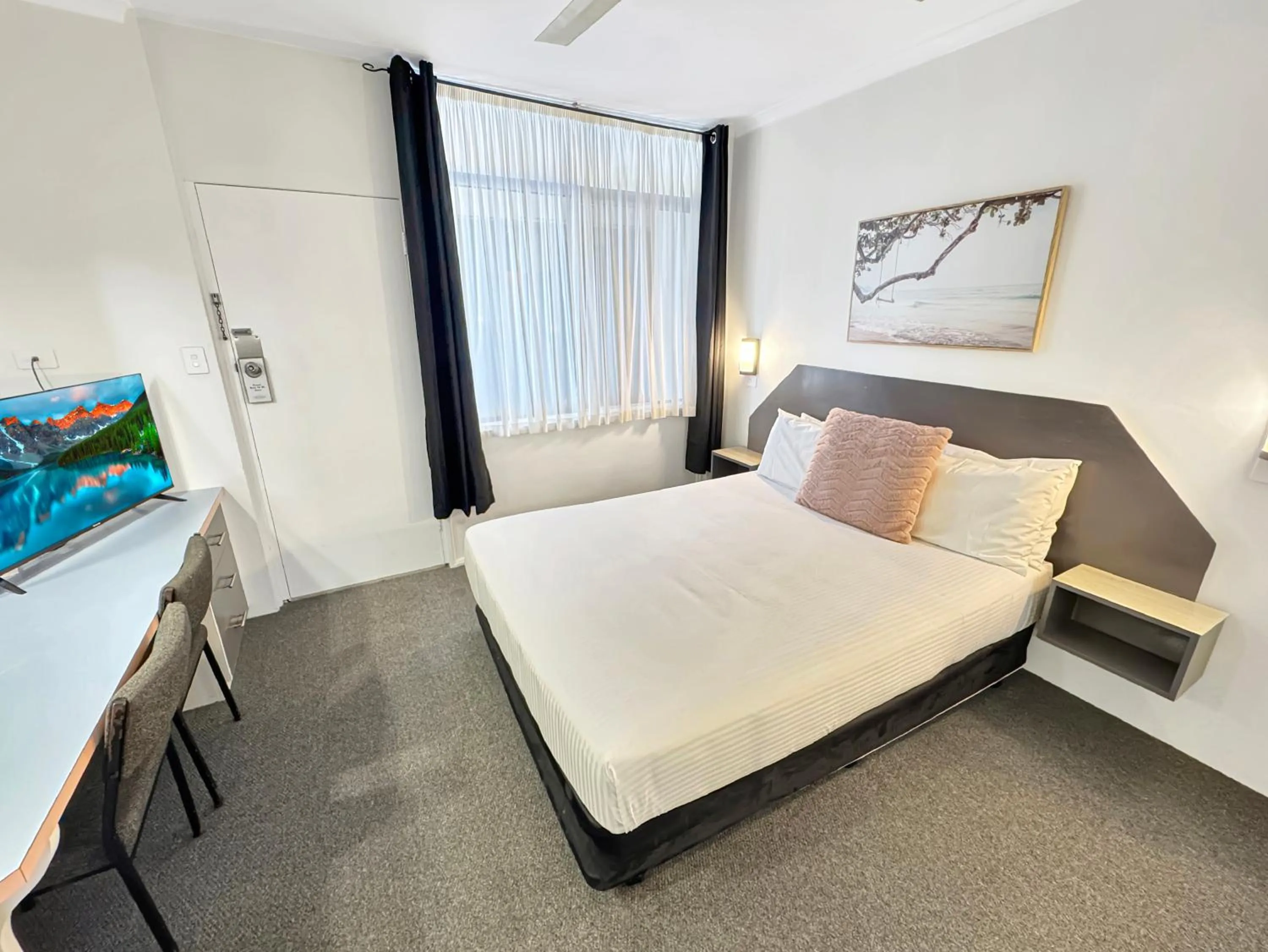 Bed in Golden Sands Motor Inn