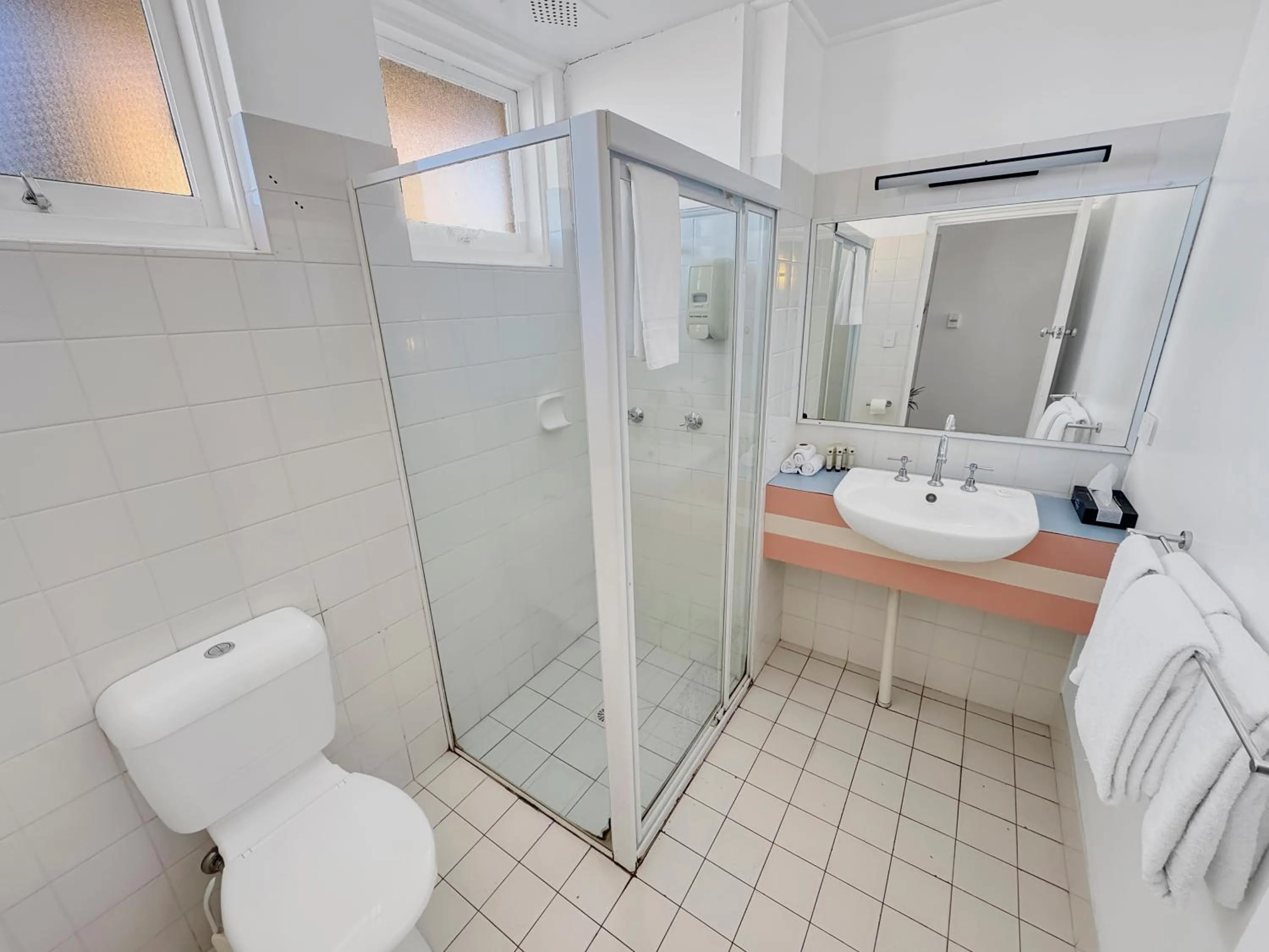 Shower in Golden Sands Motor Inn