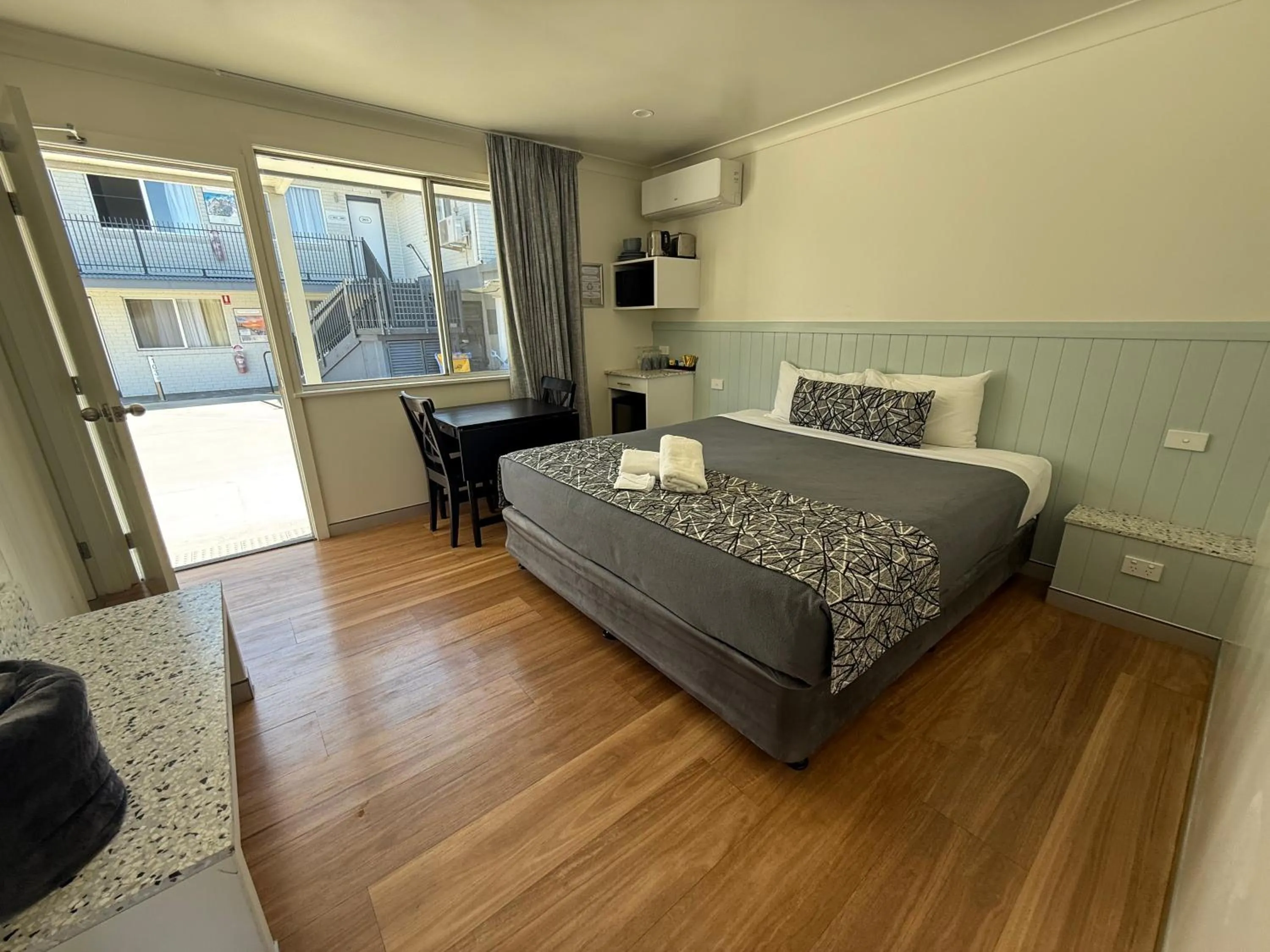 Bedroom, Bed in Surf Beach Motel Port