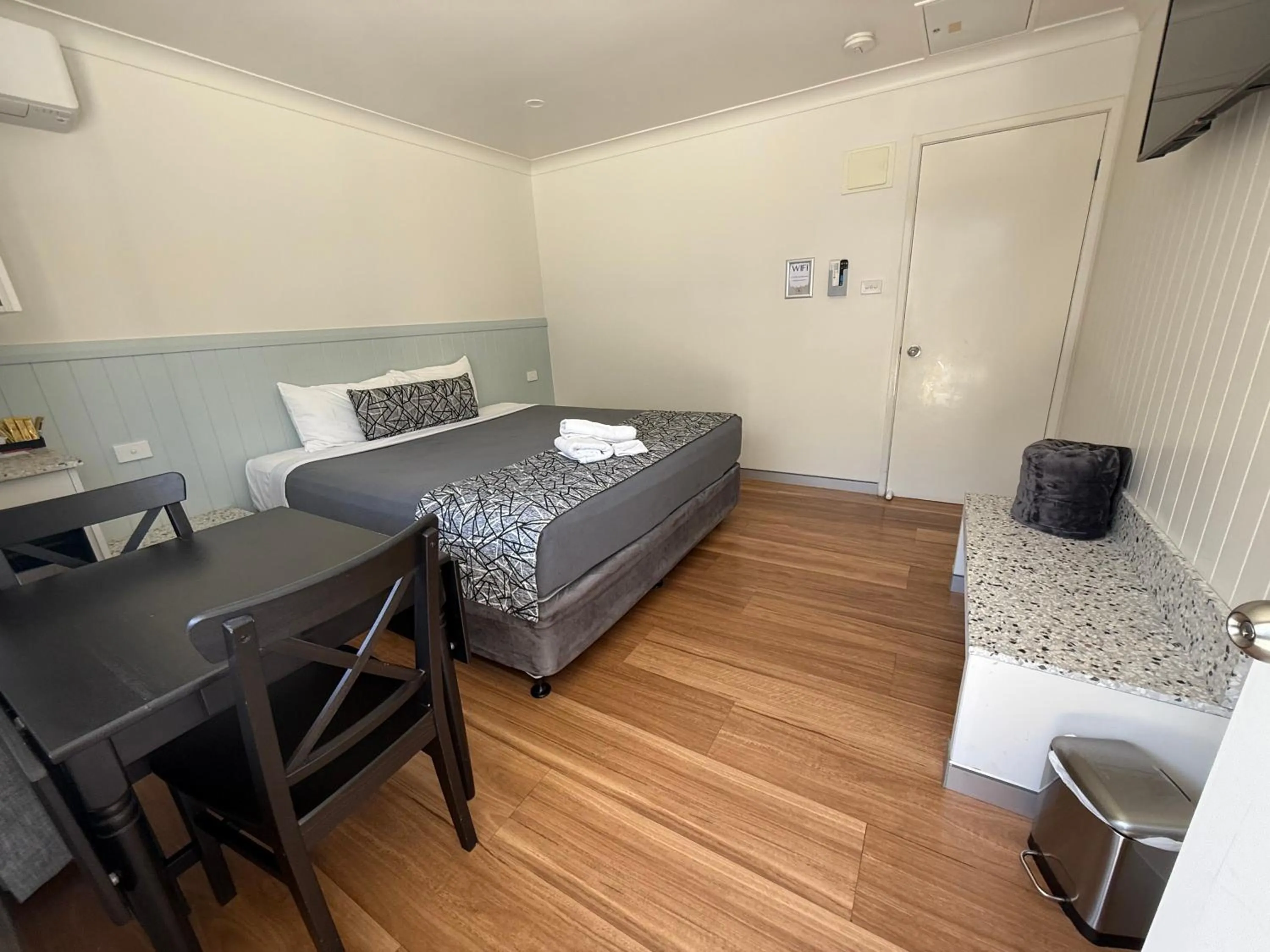 Bedroom, Bed in Surf Beach Motel Port