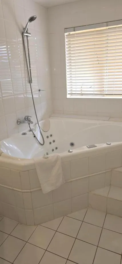 Shower in Falls Mountain Retreat Blue Mountains