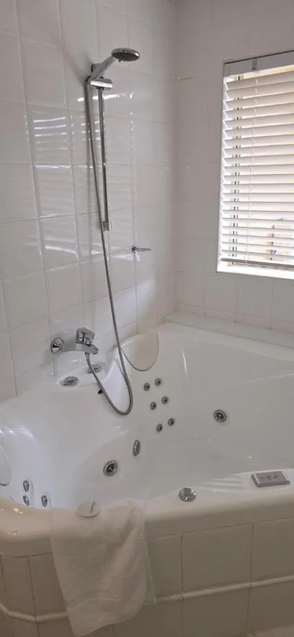 Bathroom in Falls Mountain Retreat Blue Mountains