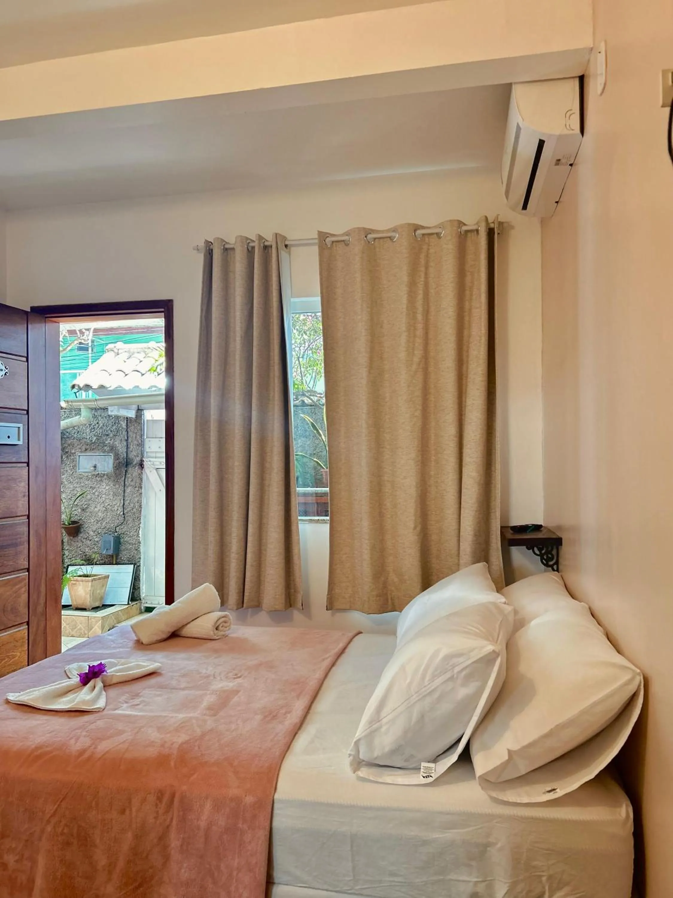 Bed in Bougainville Suítes