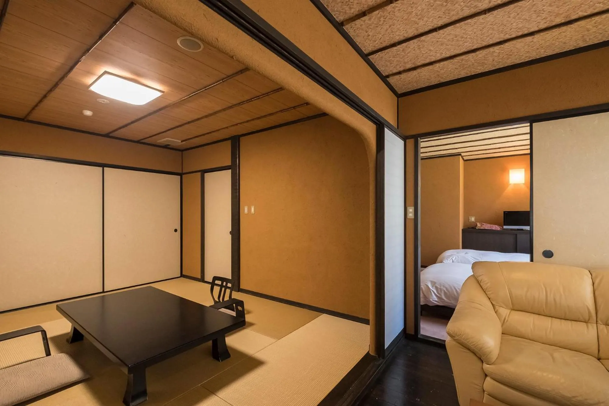 Photo of the whole room, Bed in Shiunso