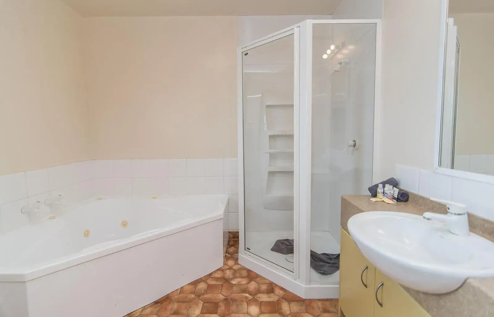 Executive Studio with Spa Bath in ASURE Ashley Motor Lodge Executive Studio with Spa Bath in ASURE Ashley Motor Lodge