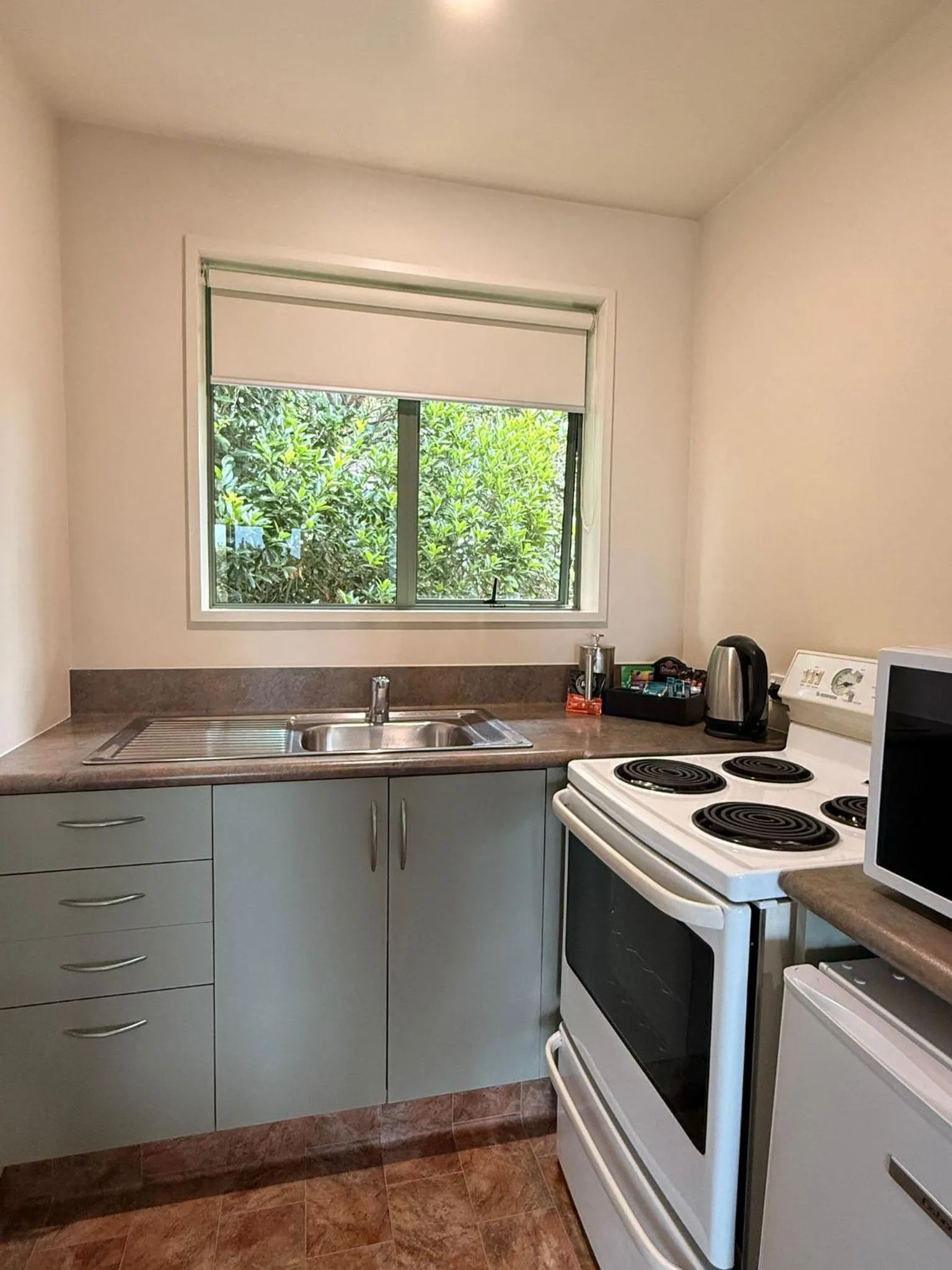 Kitchen or kitchenette in ASURE Ashley Motor Lodge