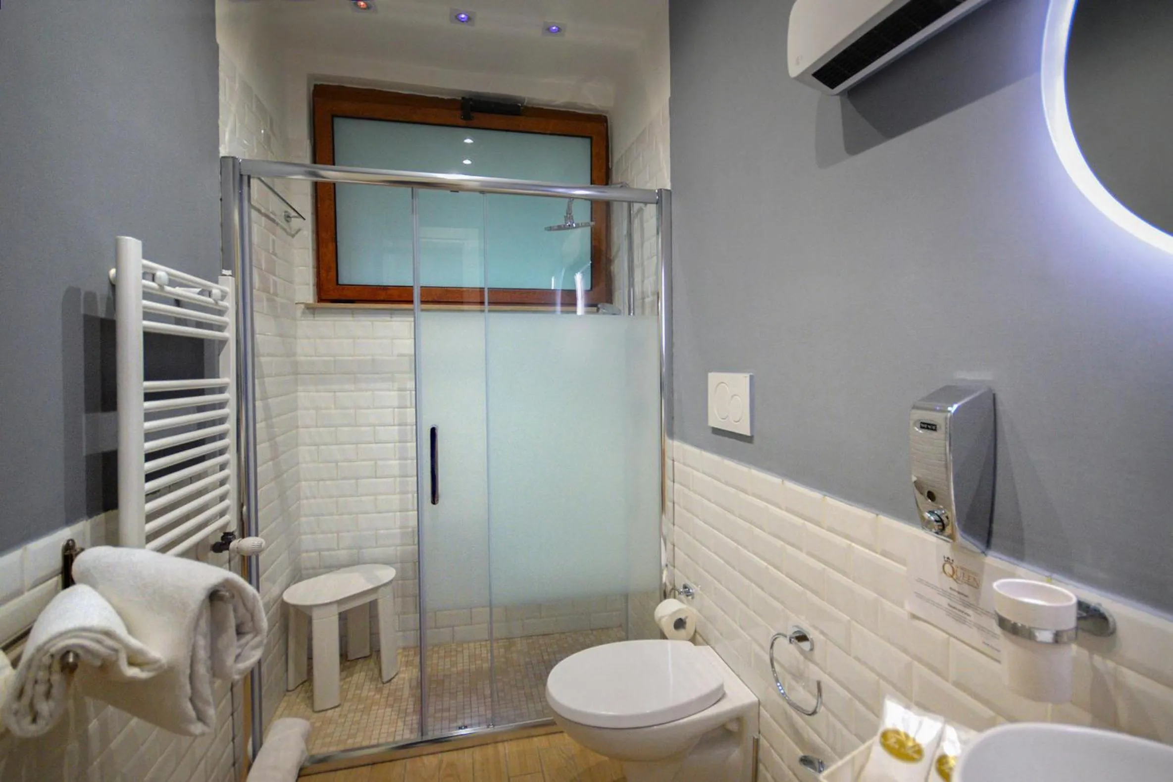 Shower in B&B Sorrento Queen