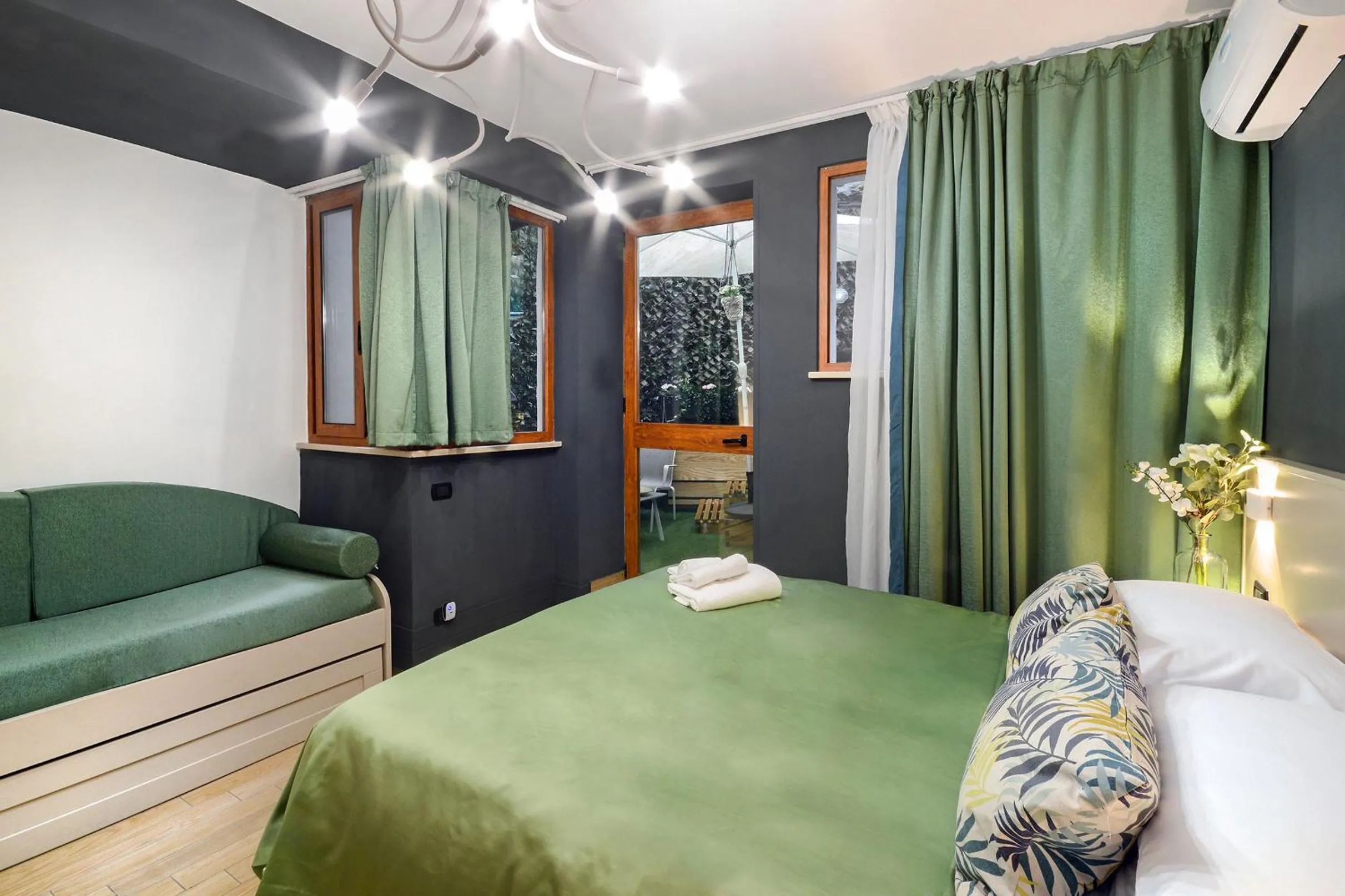 Communal lounge/ TV room, Bed in B&B Sorrento Queen