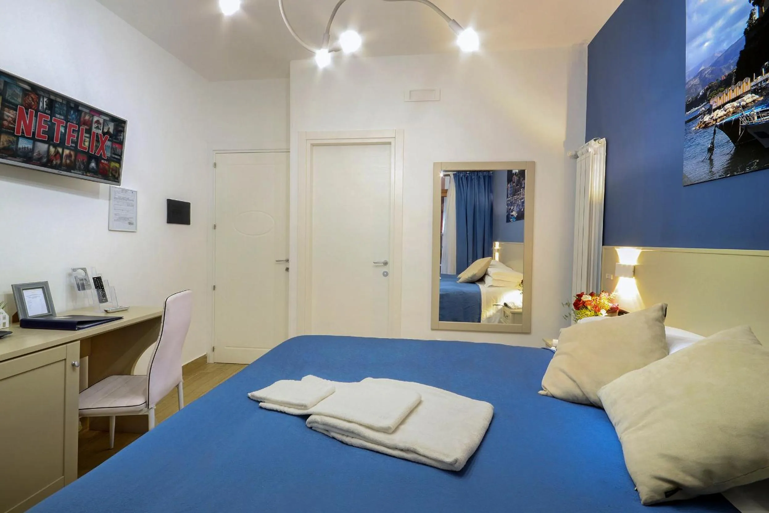 Spring, Bed in B&B Sorrento Queen