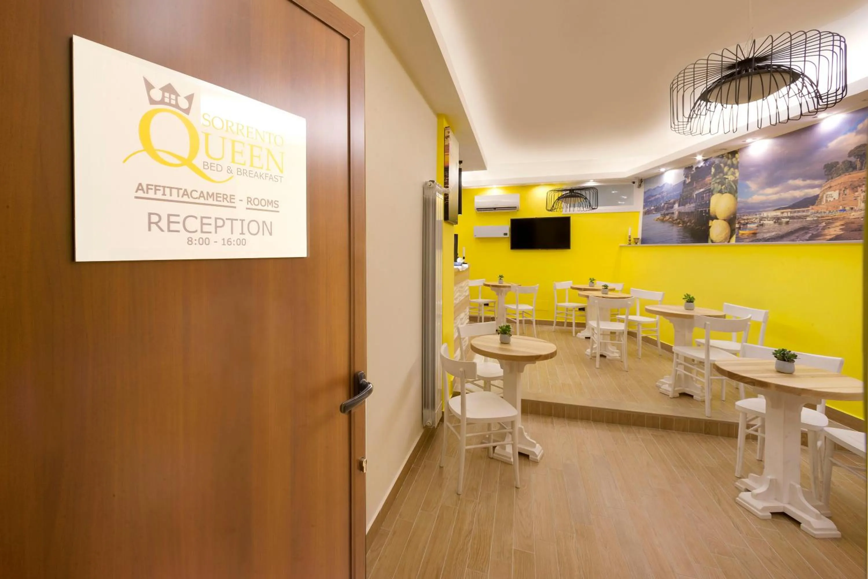 Communal lounge/ TV room in B&B Sorrento Queen