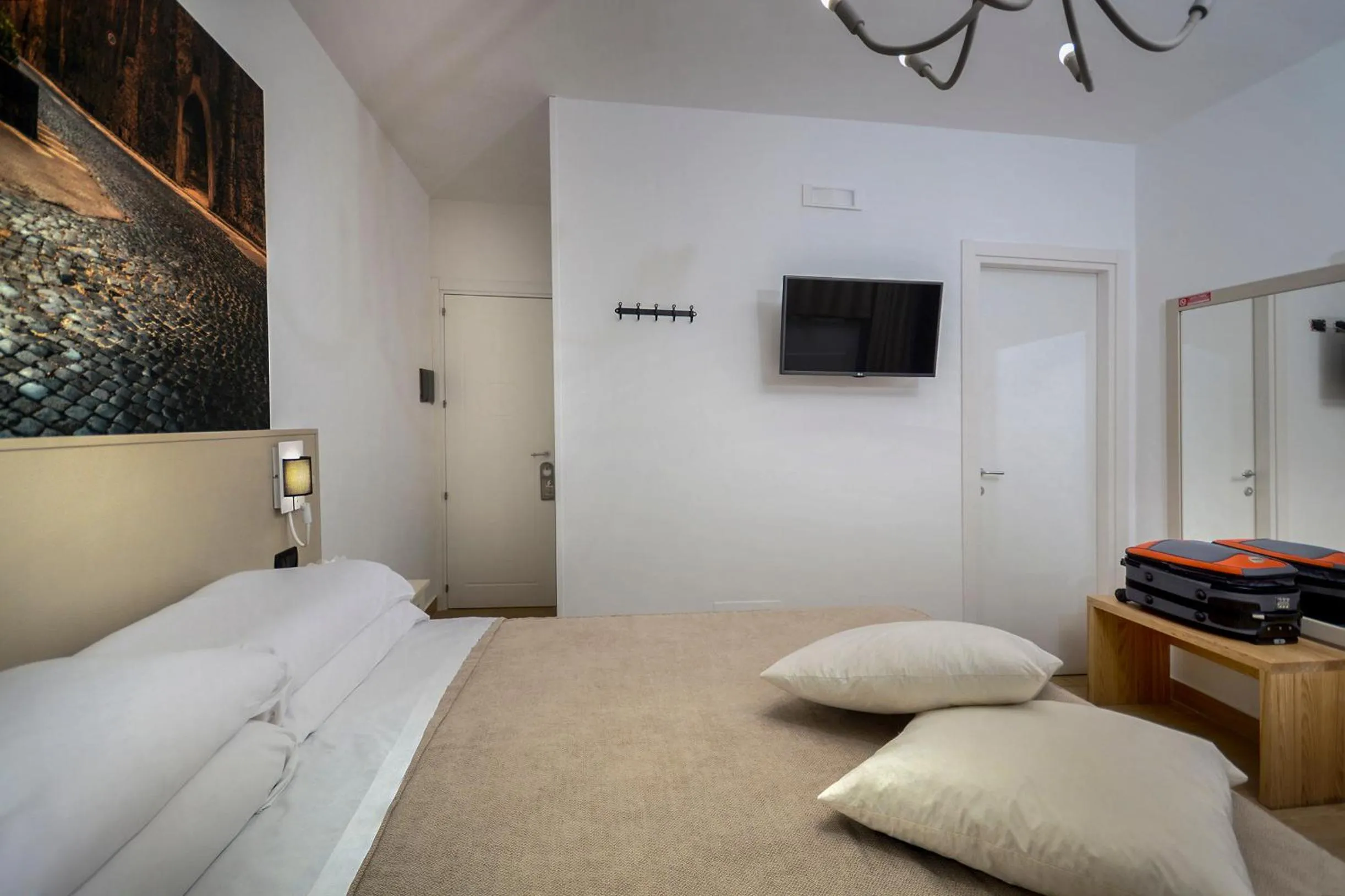 Communal lounge/ TV room, Bed in B&B Sorrento Queen