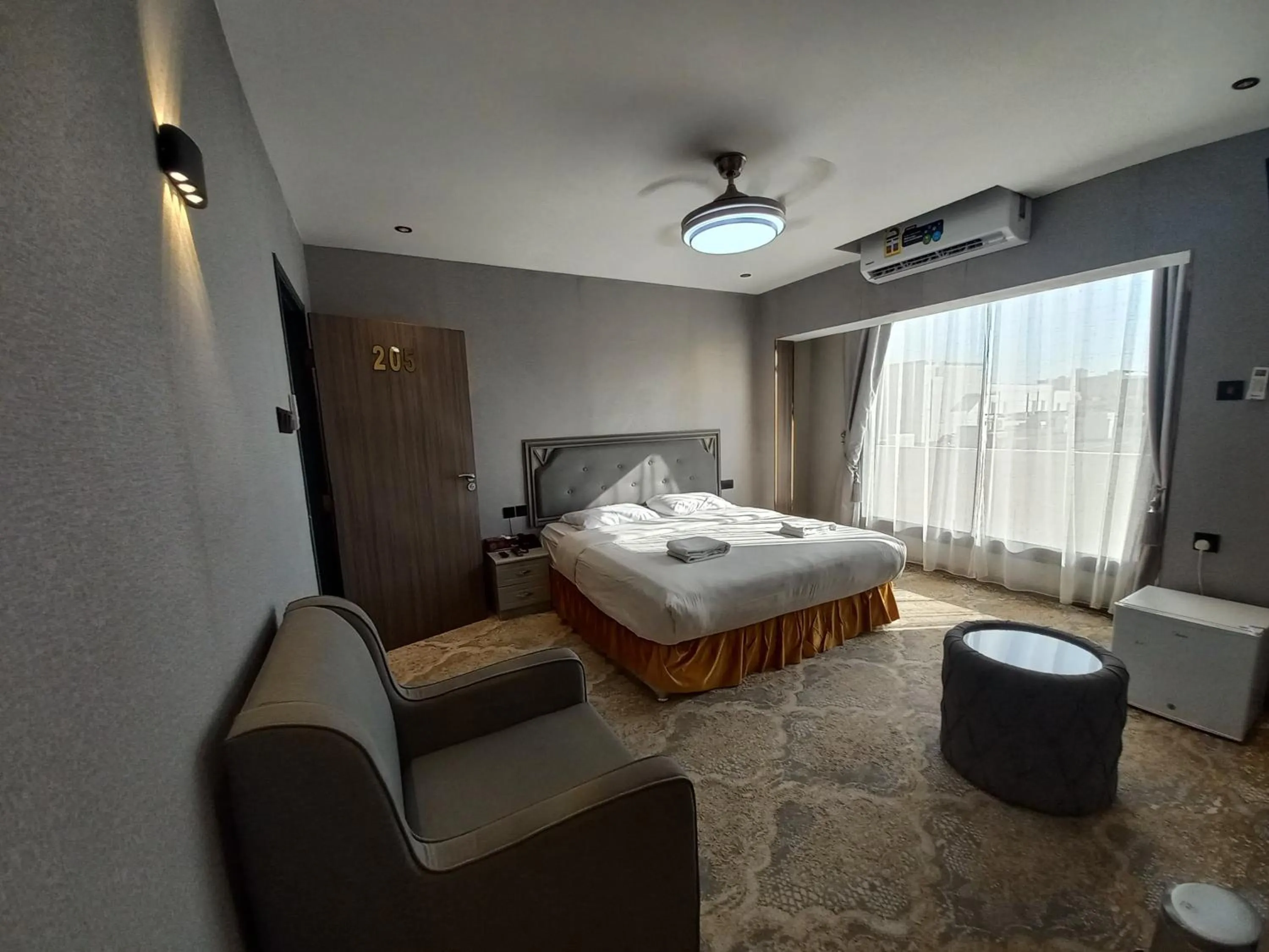 Photo of the whole room, Bed in Sur Hotel
