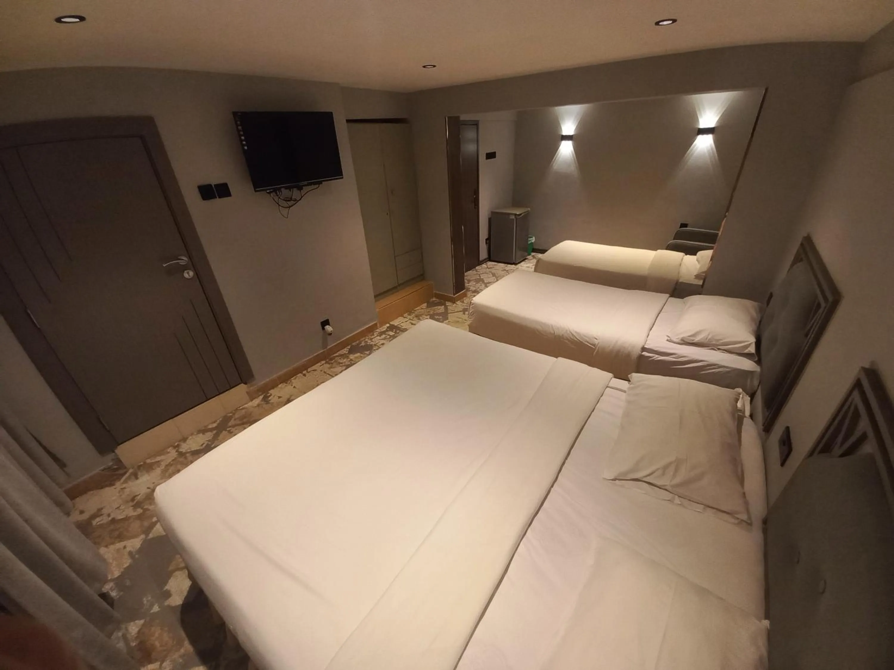 Photo of the whole room, Bed in Sur Hotel