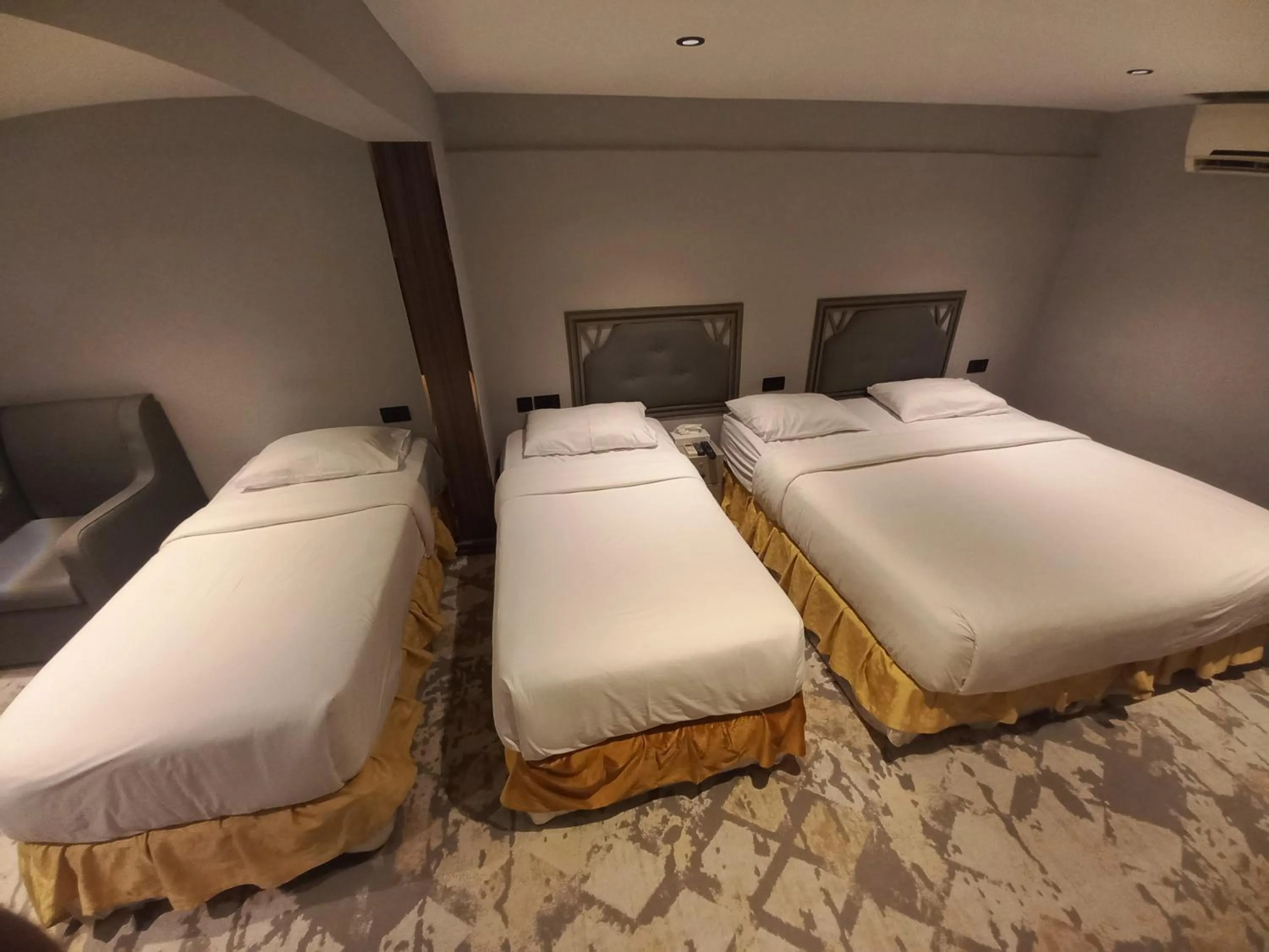 Photo of the whole room, Bed in Sur Hotel