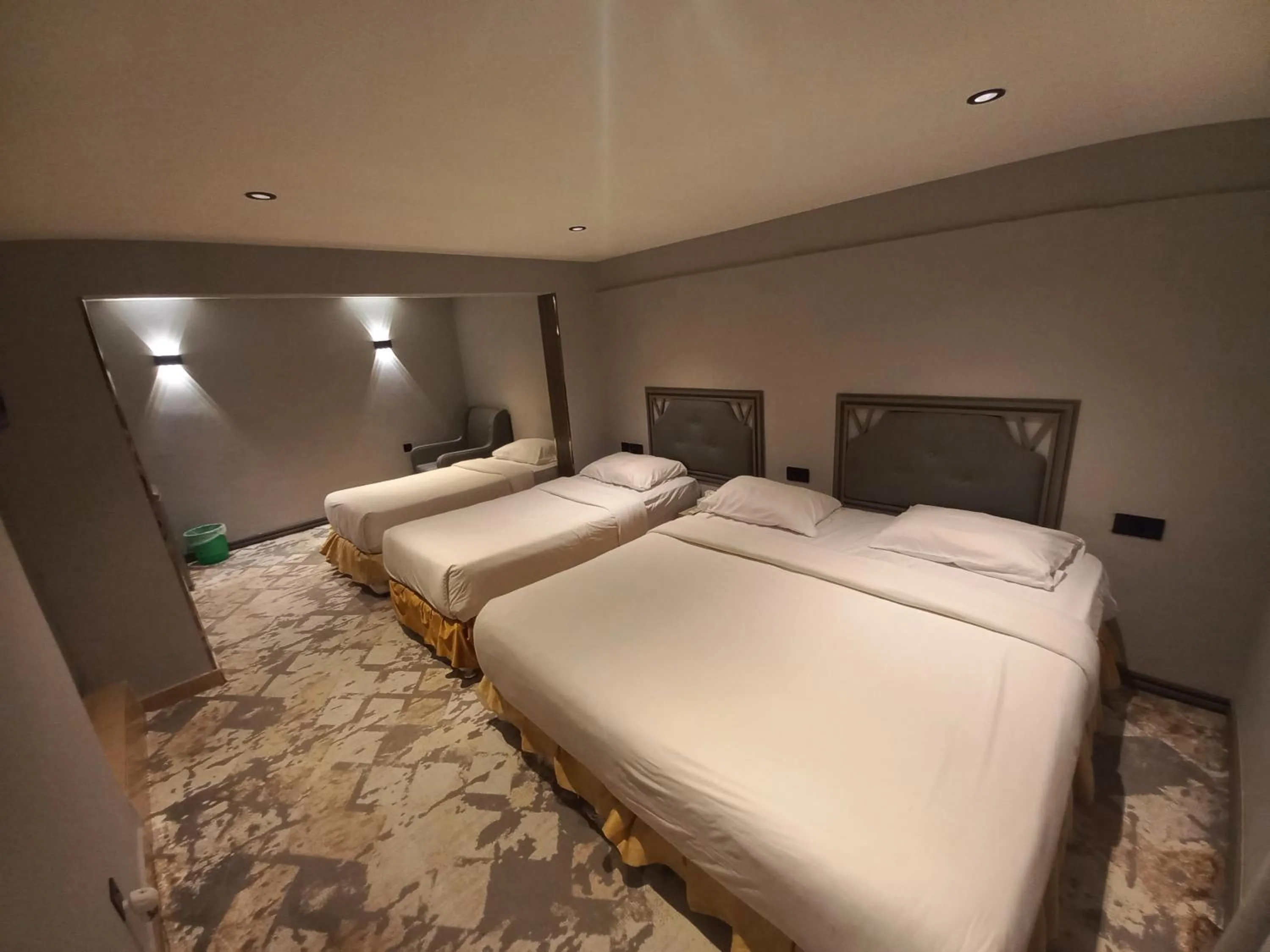 Photo of the whole room, Bed in Sur Hotel