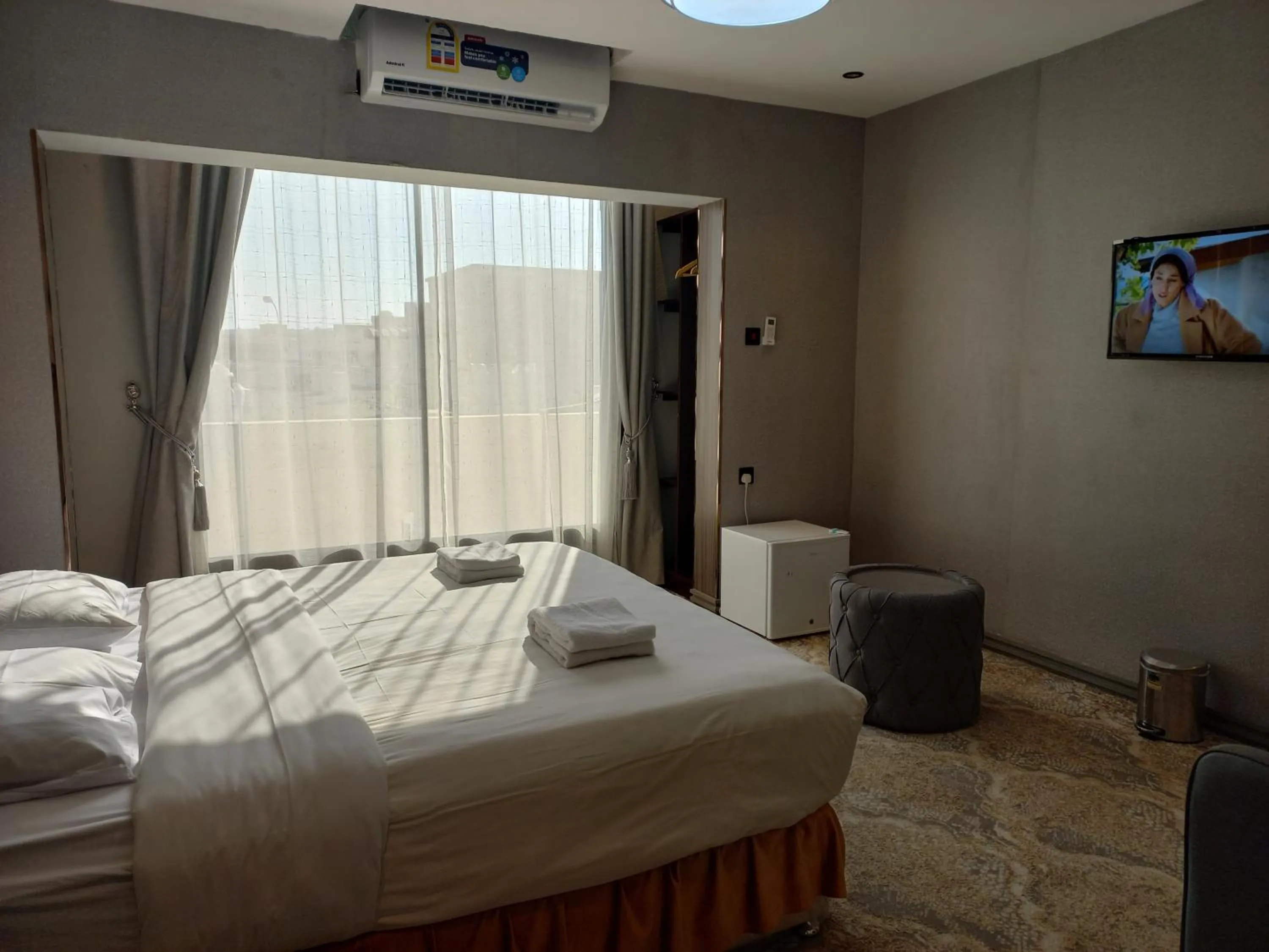 Photo of the whole room, Bed in Sur Hotel
