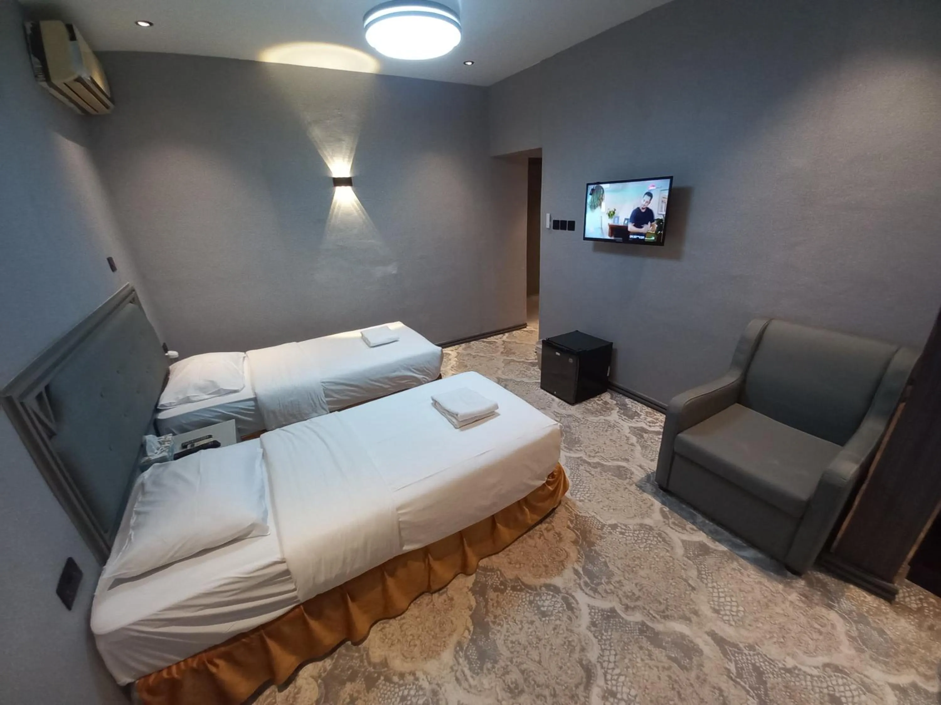 Photo of the whole room, Bed in Sur Hotel