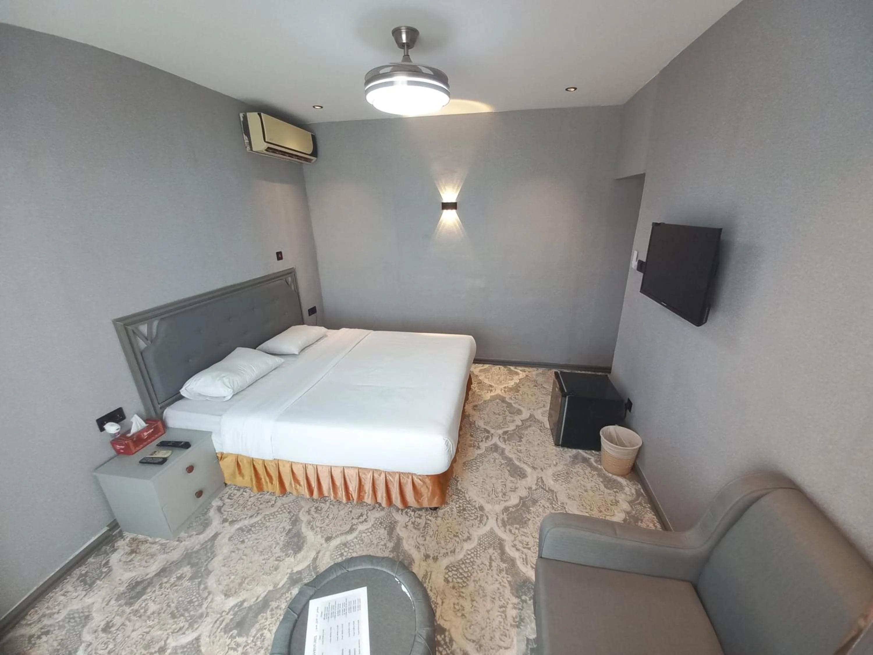 Photo of the whole room, Bed in Sur Hotel