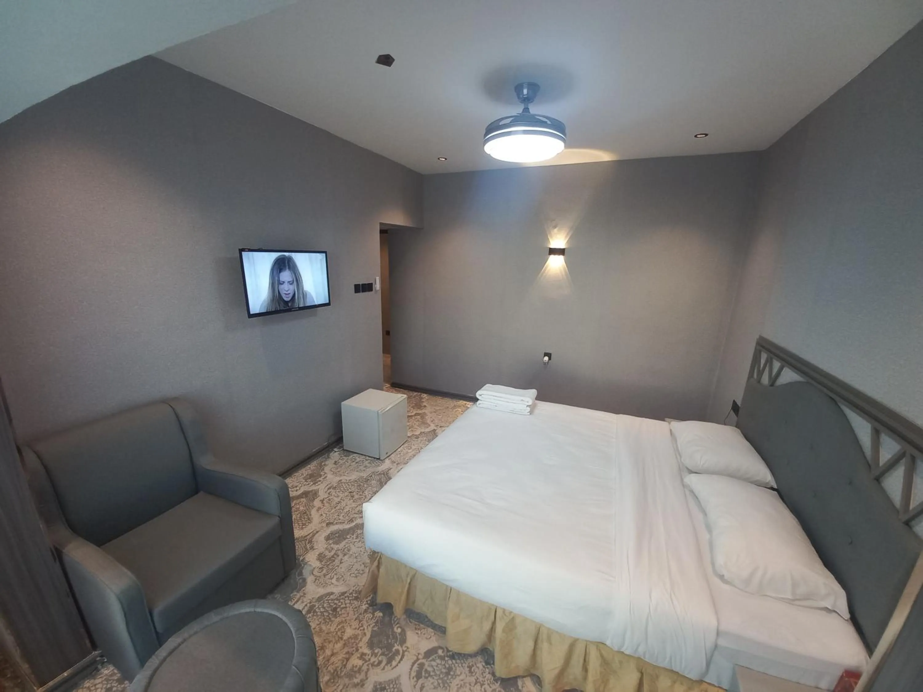 Photo of the whole room, Bed in Sur Hotel