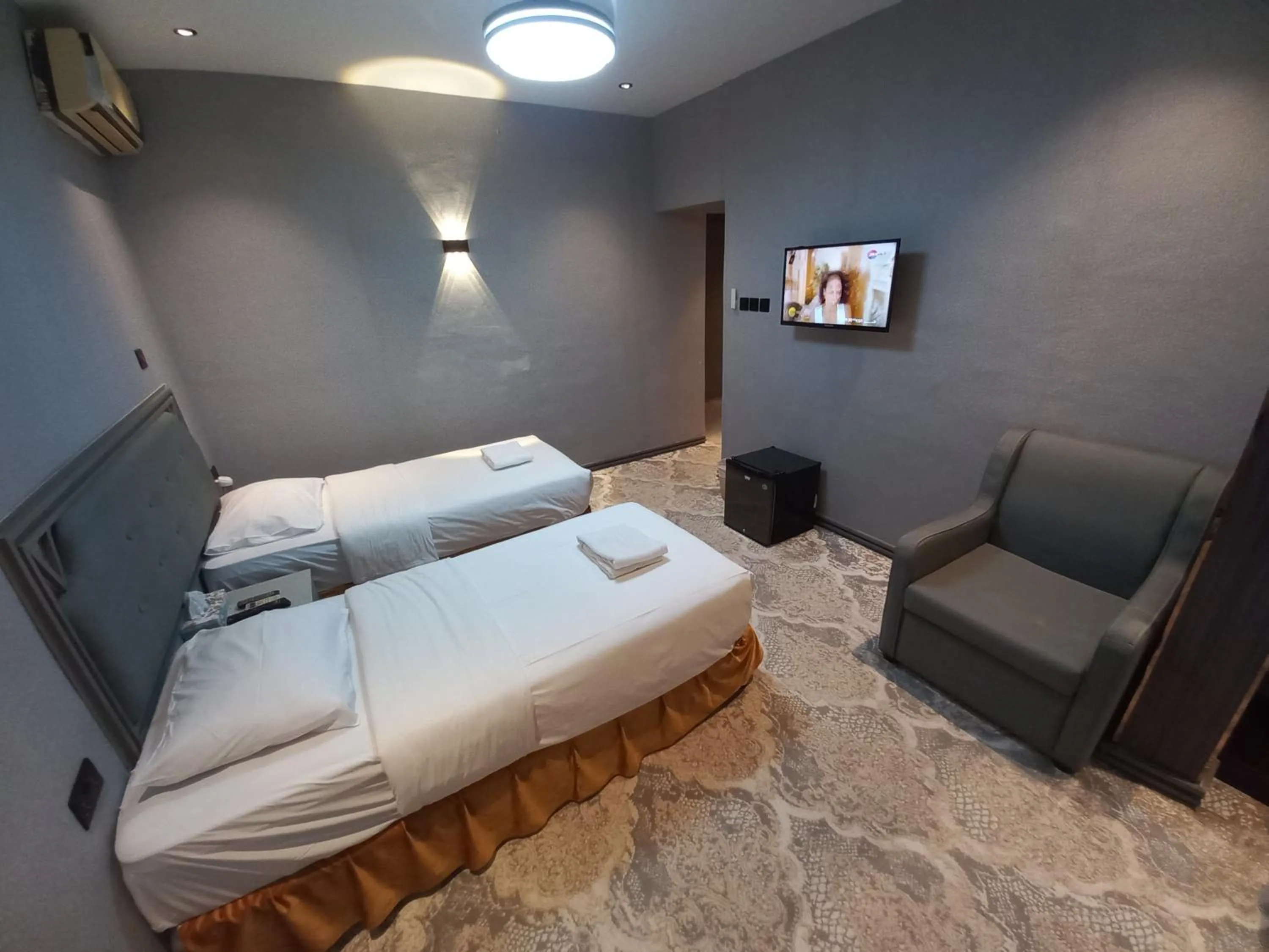 Photo of the whole room, Bed in Sur Hotel