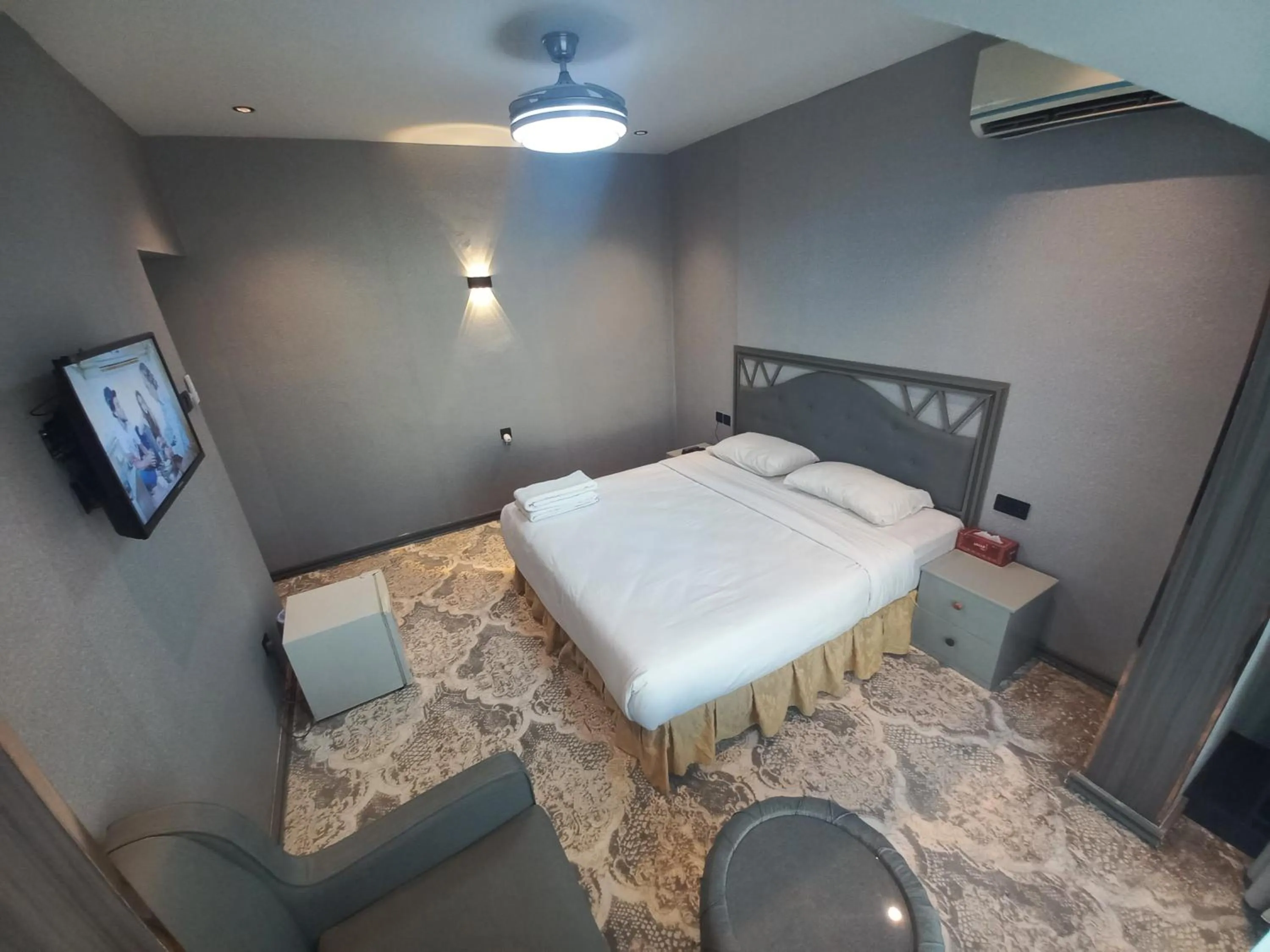 Photo of the whole room, Bed in Sur Hotel