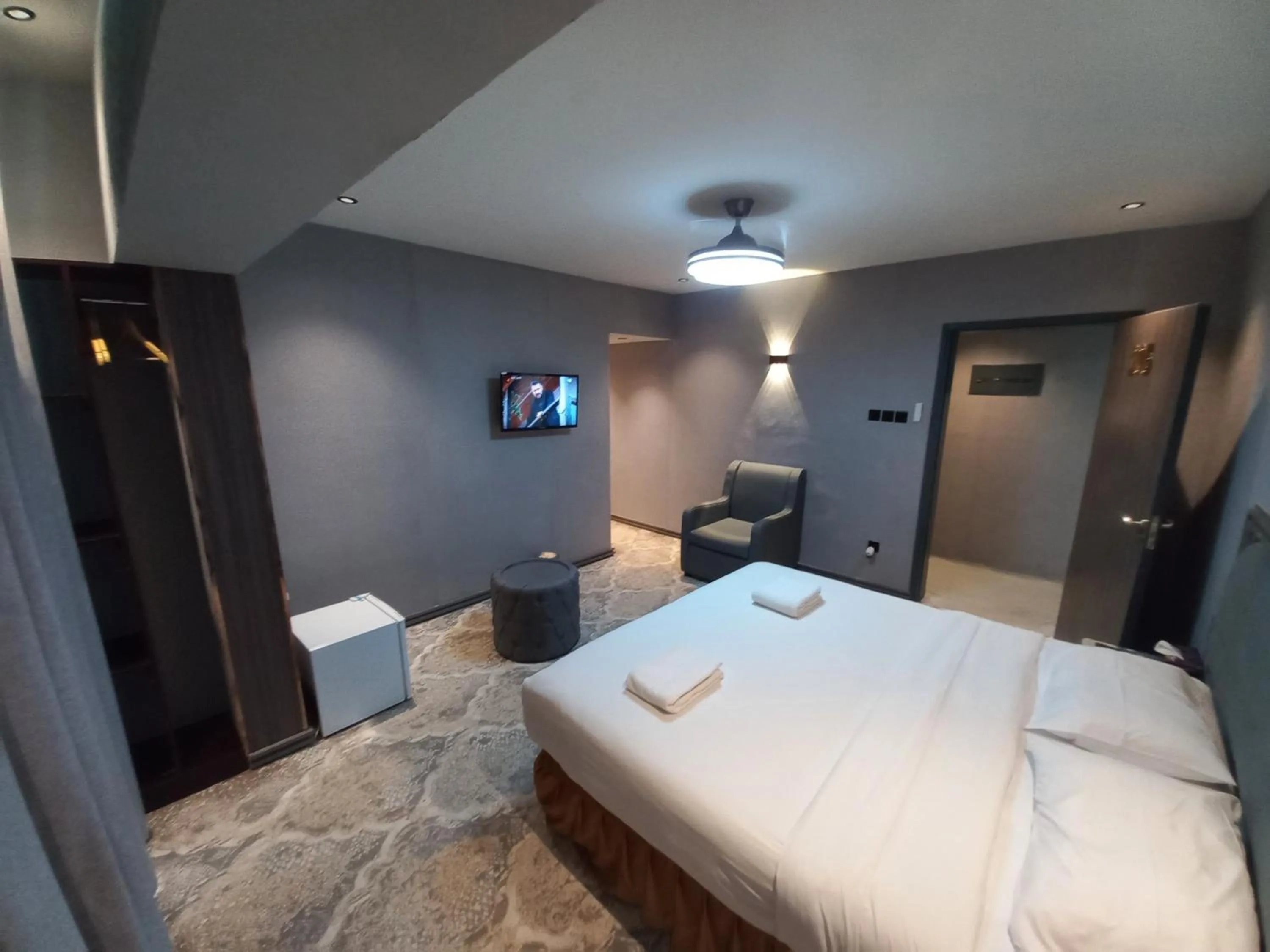 Photo of the whole room, Bed in Sur Hotel