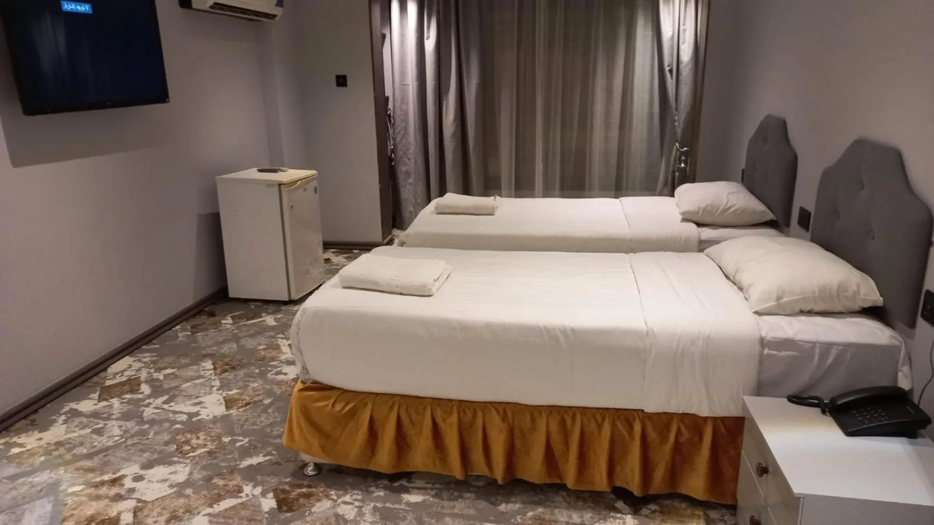 Photo of the whole room, Bed in Sur Hotel