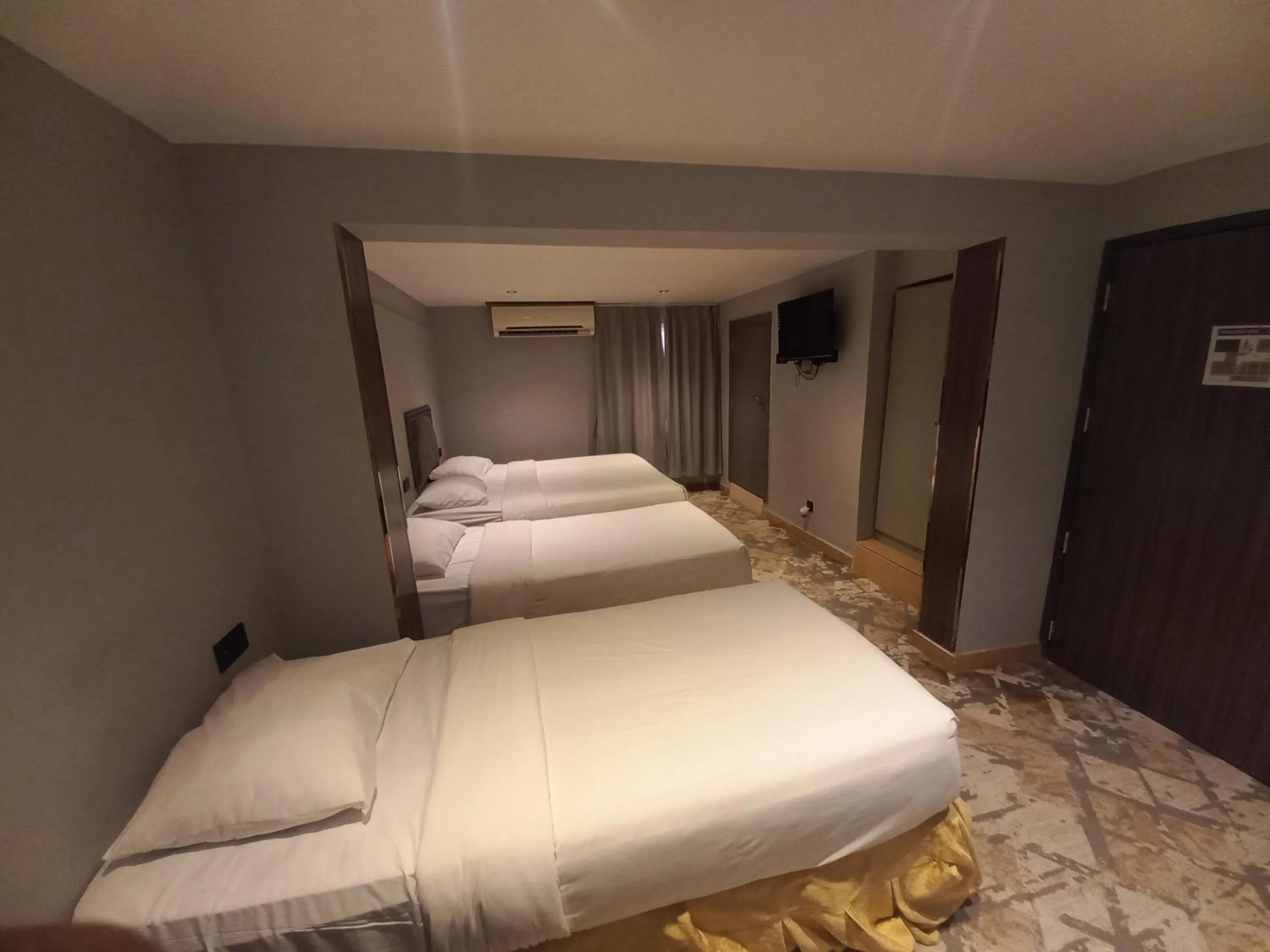 Photo of the whole room, Bed in Sur Hotel