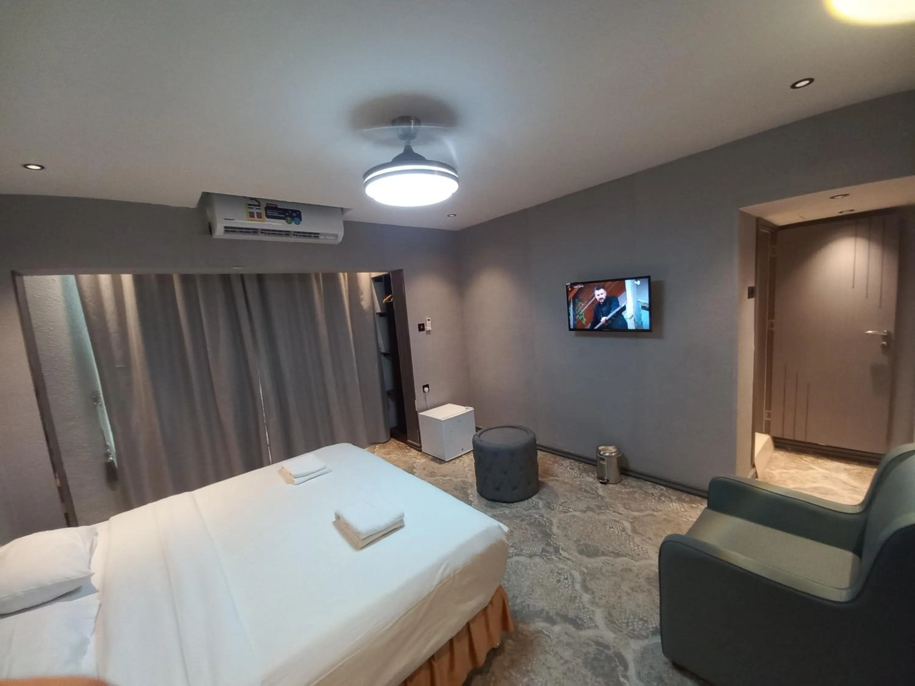 Photo of the whole room, Bed in Sur Hotel