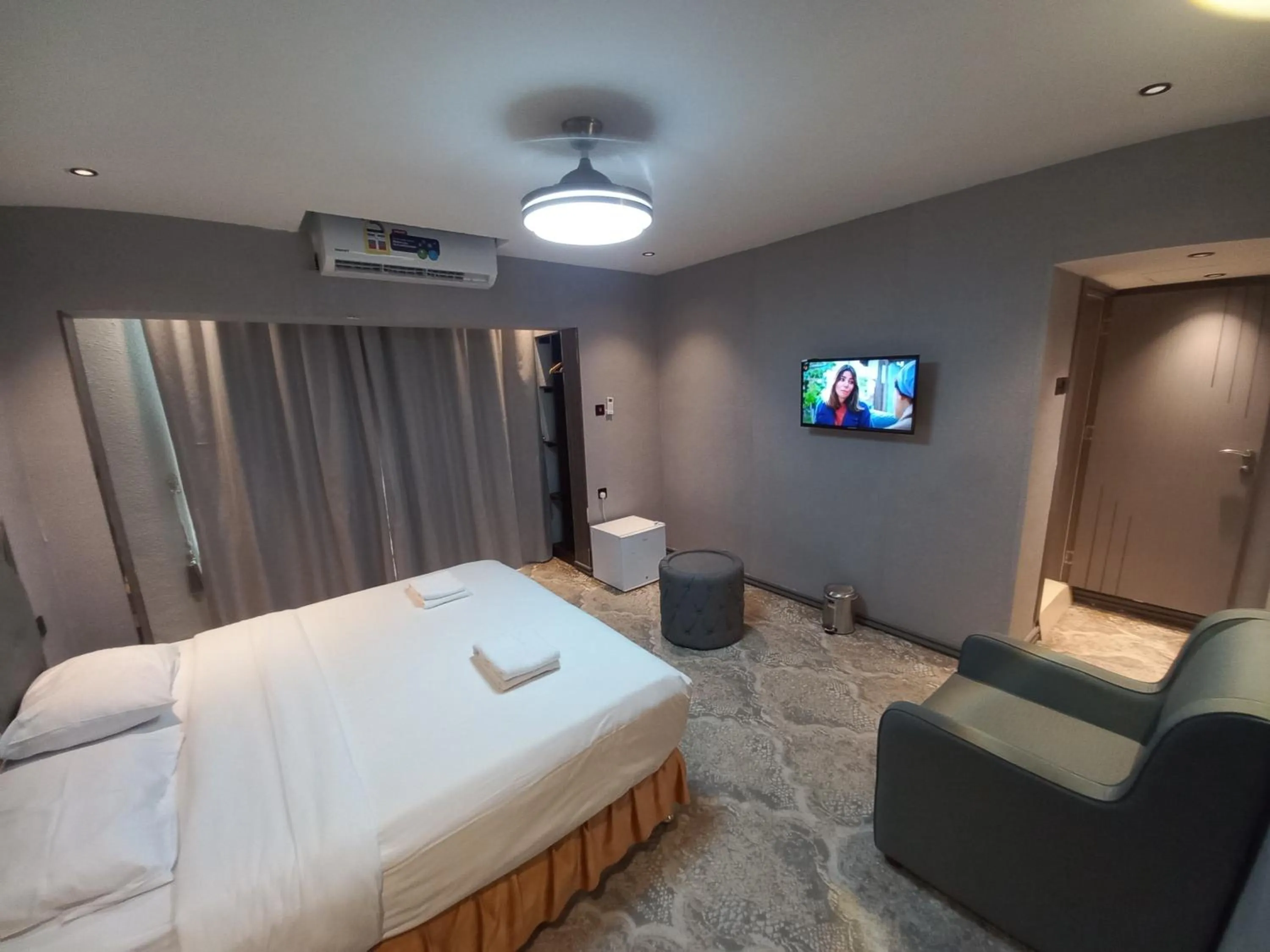 Photo of the whole room, Bed in Sur Hotel