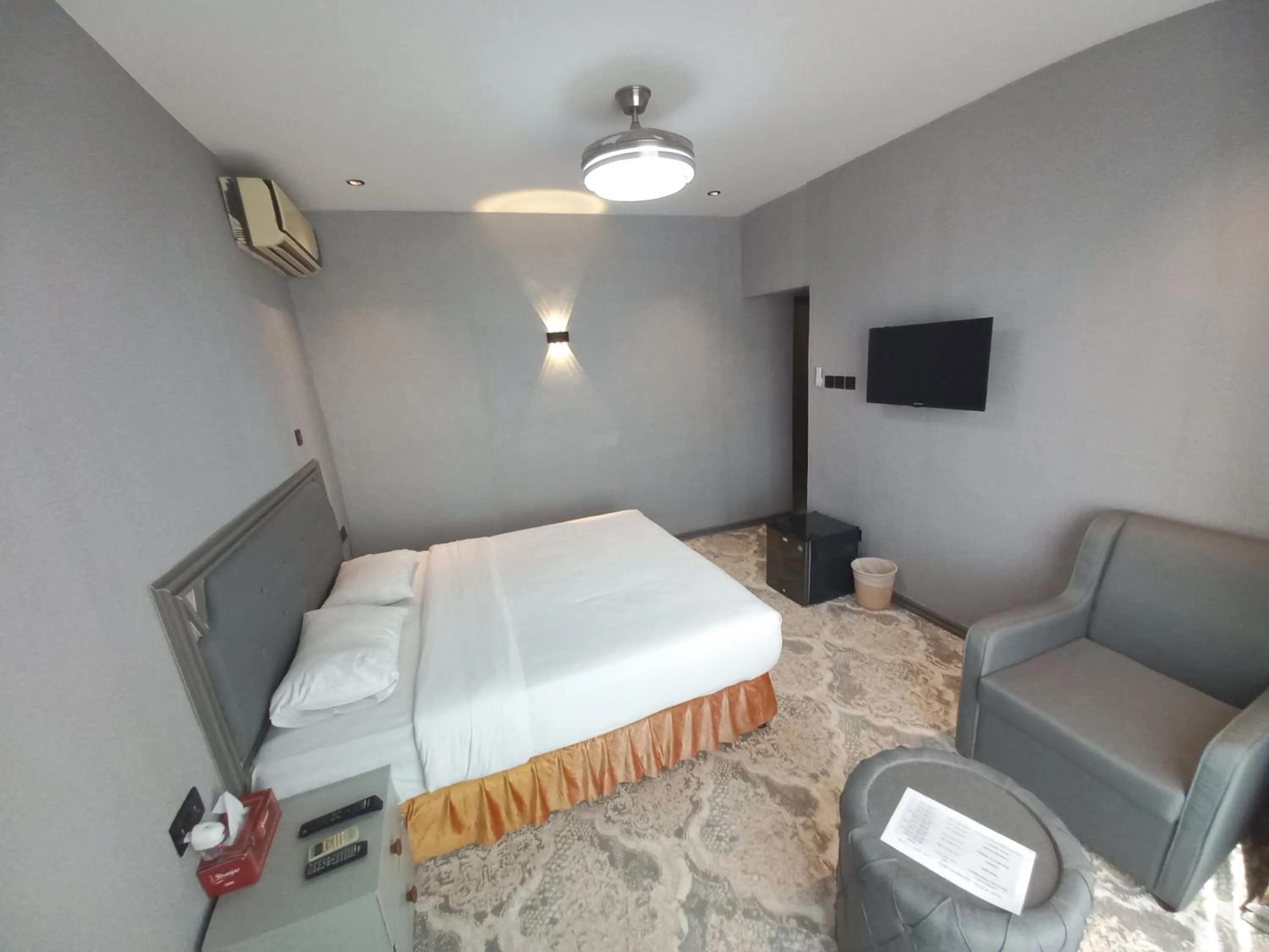 Photo of the whole room, Bed in Sur Hotel